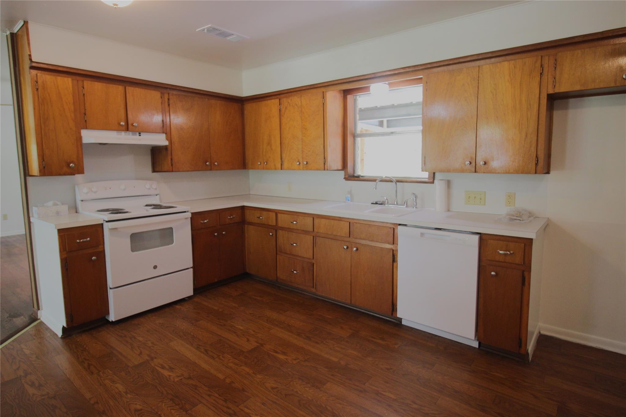 741 Bell ST — photo 5