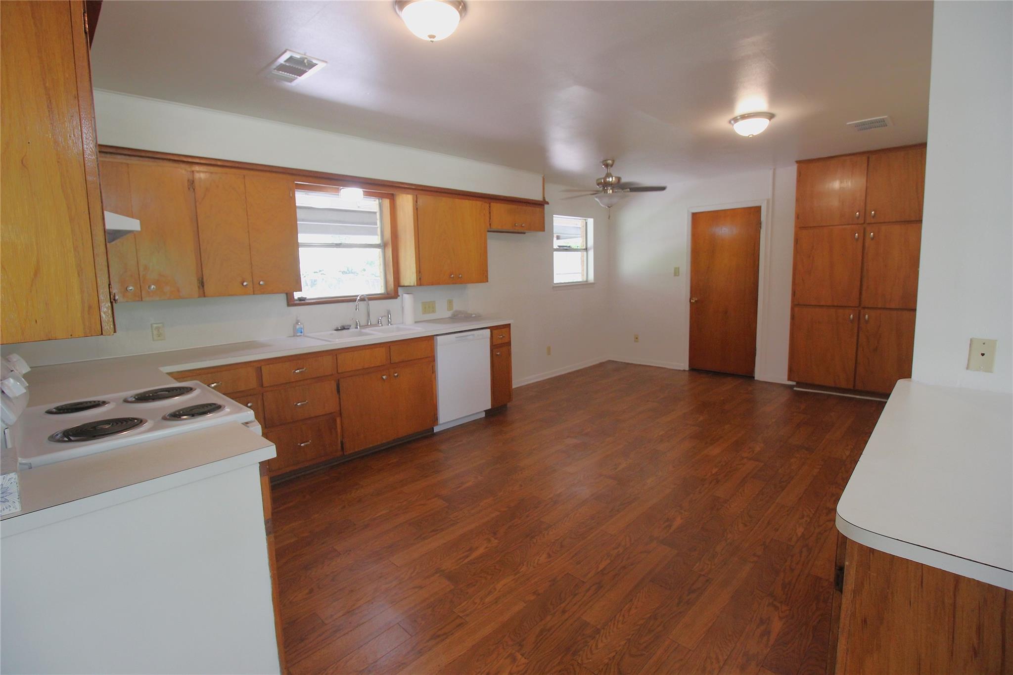 741 Bell ST — photo 4