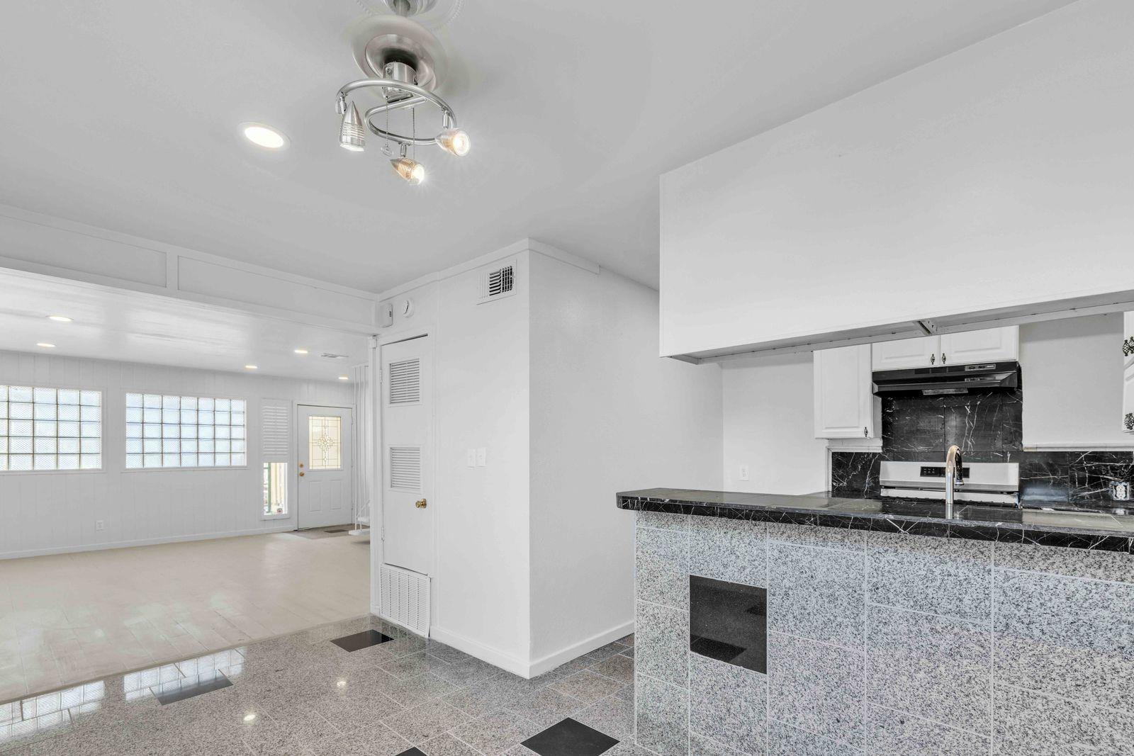 5210 Woodrow Ave — photo 3