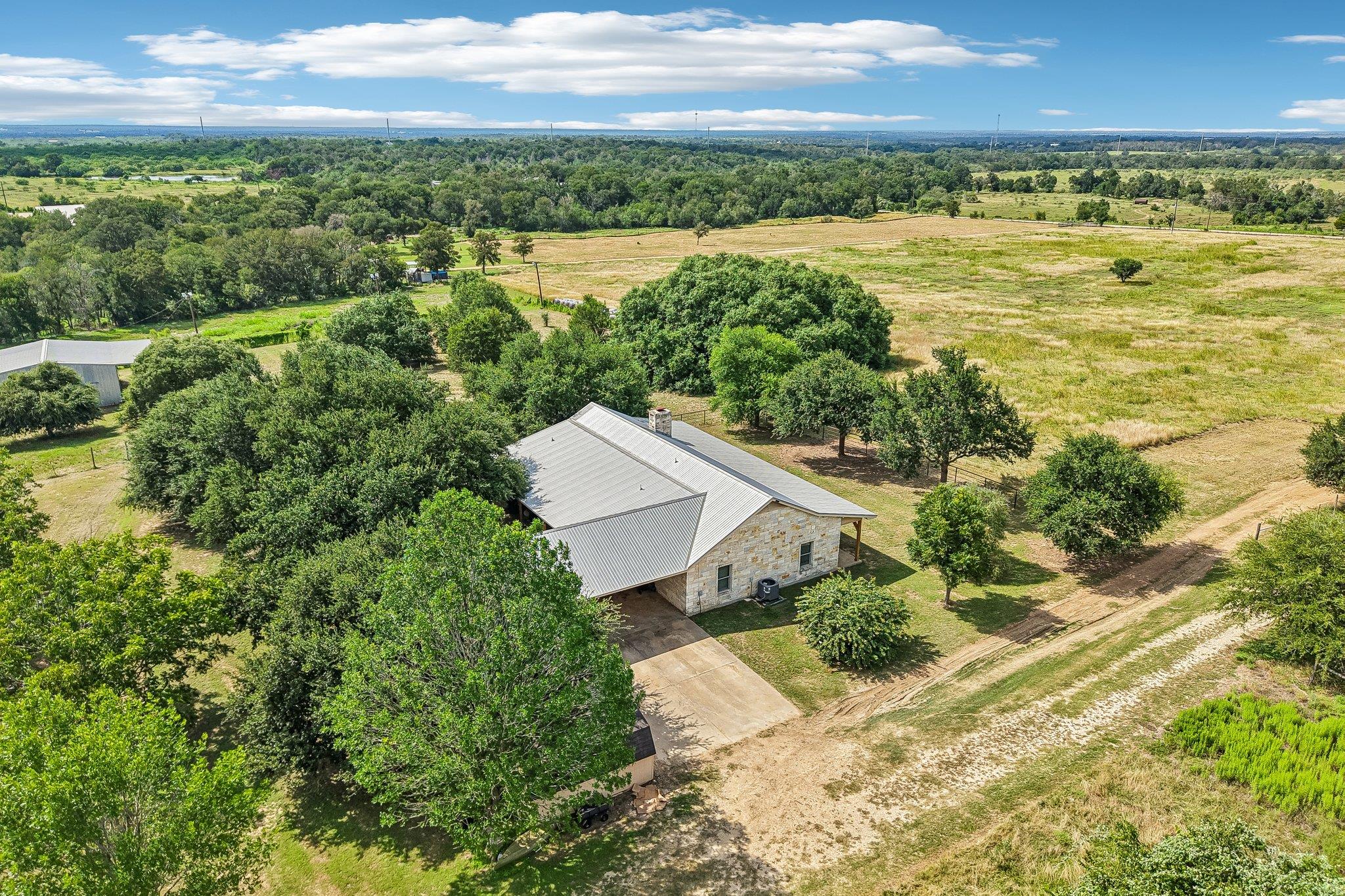 387 Goertz DR — photo 3