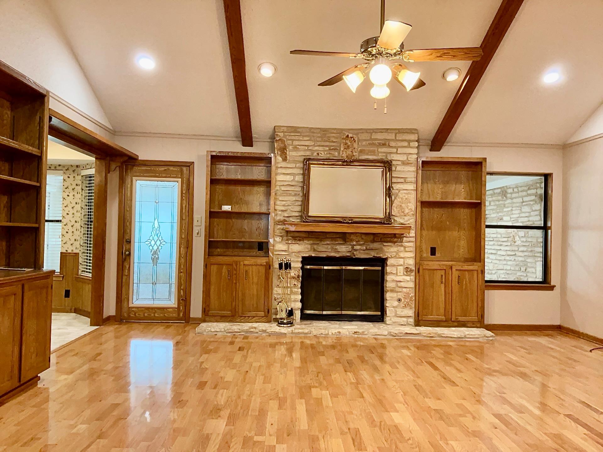 201 Oakwood DR — photo 3