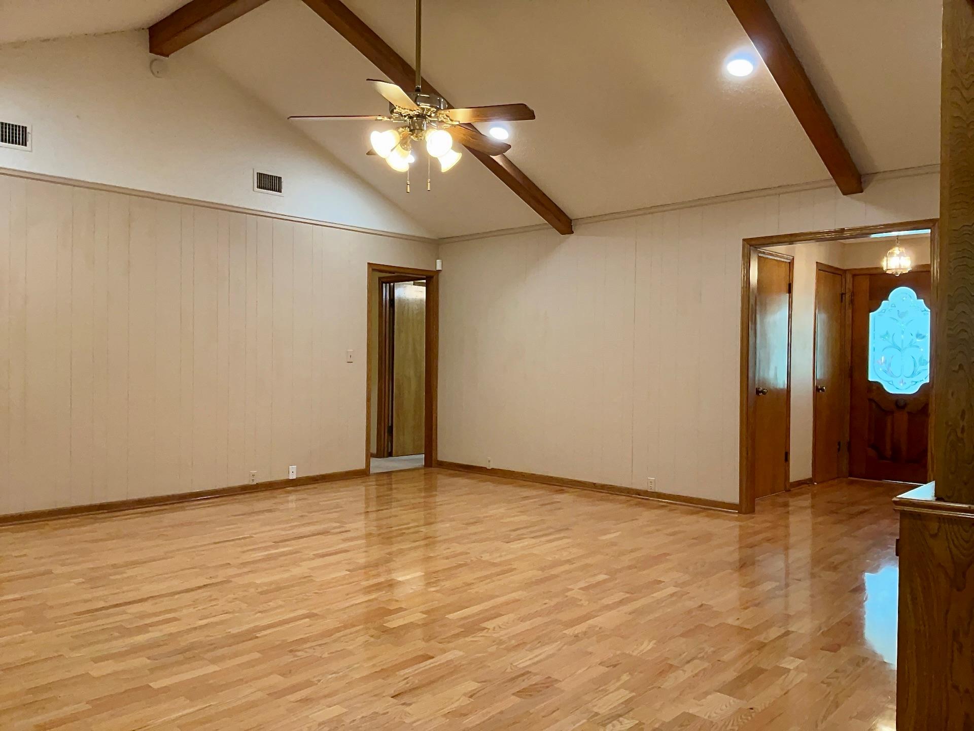 201 Oakwood DR — photo 4
