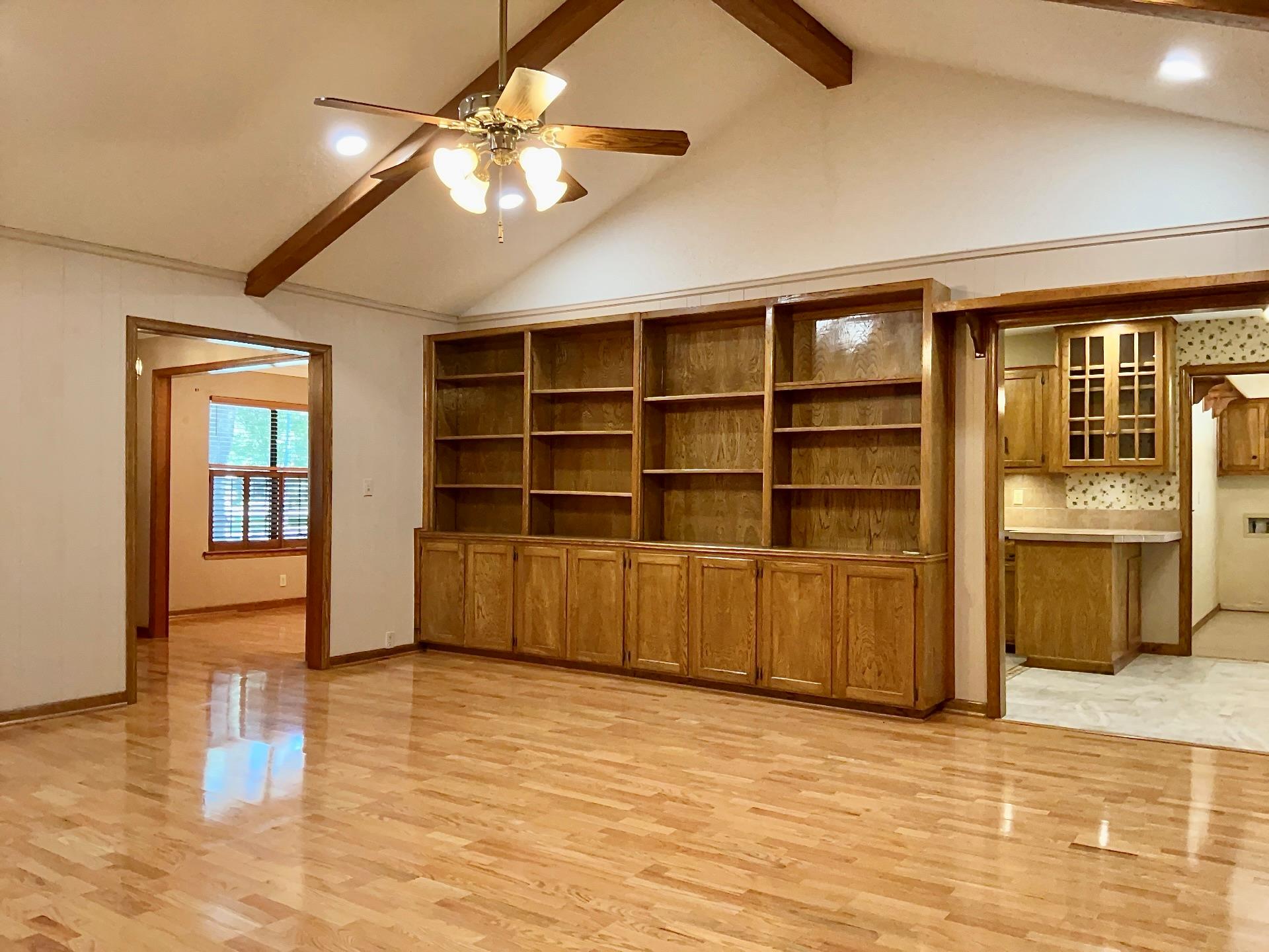 201 Oakwood DR — photo 5