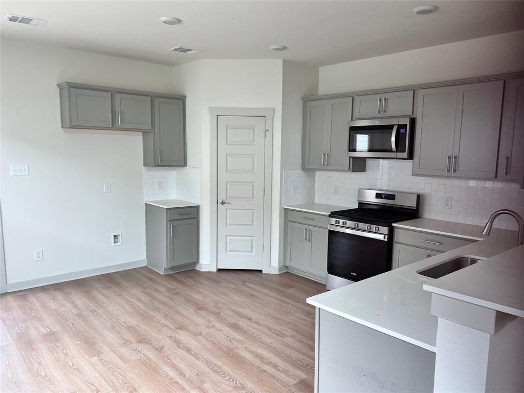 112 New Hampton WAY — photo 3