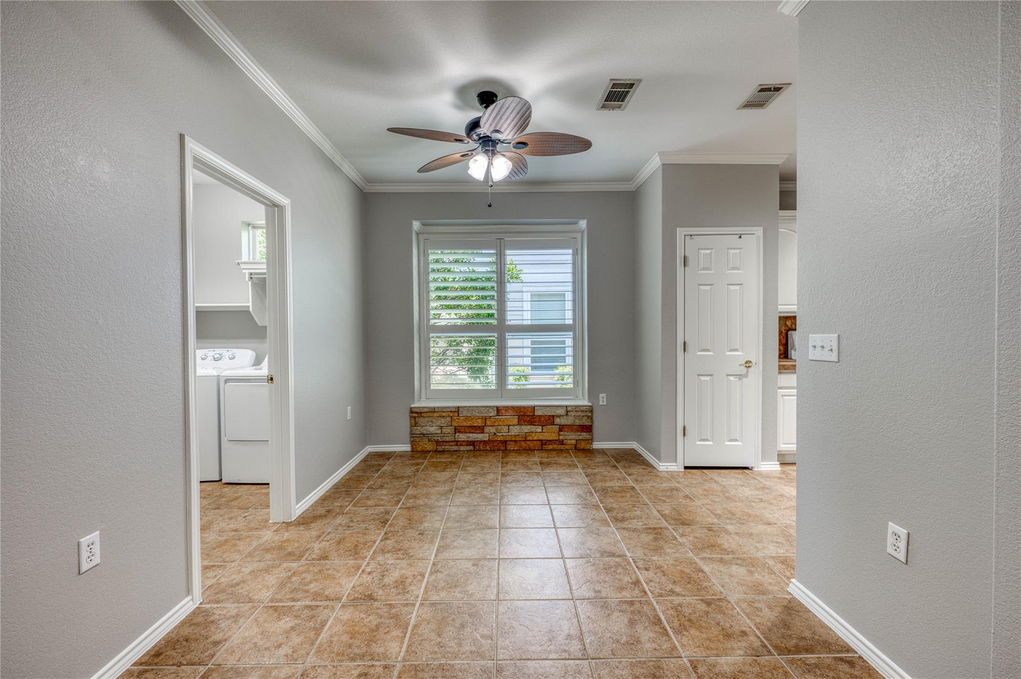125 Dickens CIR — photo 3