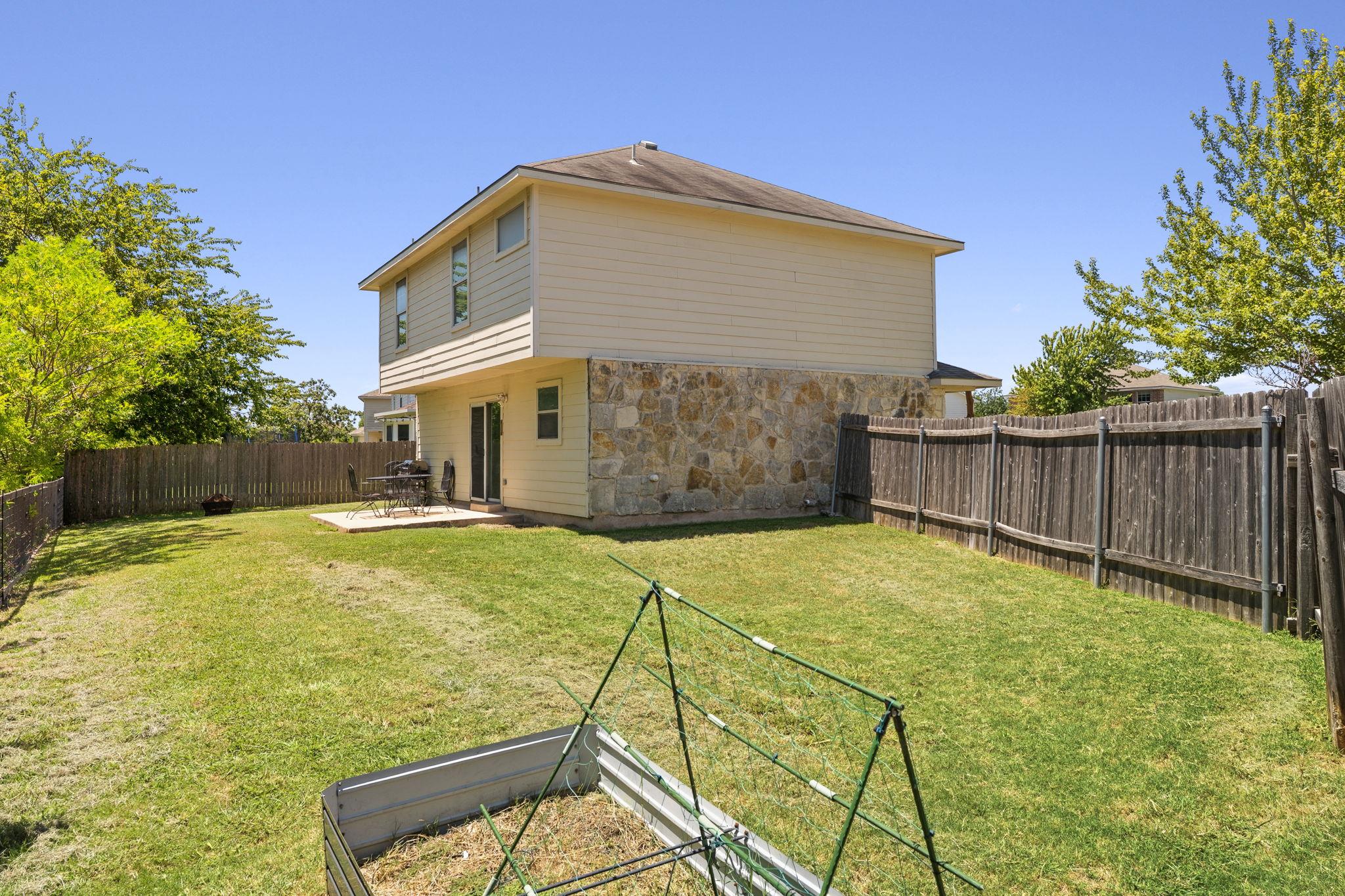 704 Honeysuckle DR — photo 4