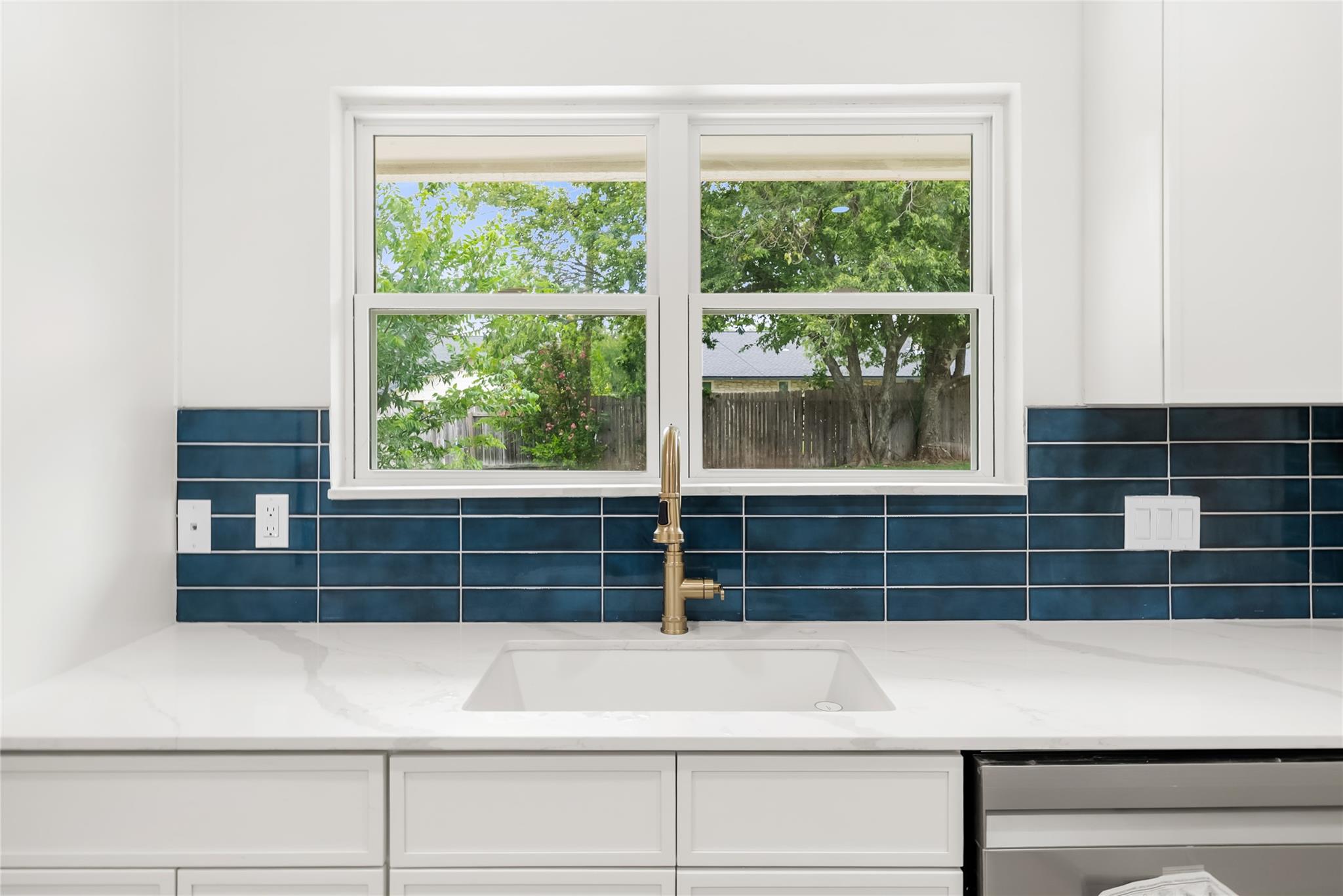 1403 Creekview DR — photo 3