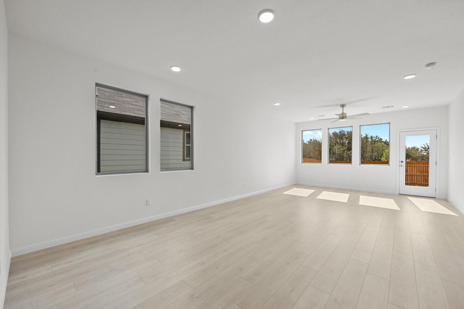 205 Hornet ST — photo 4