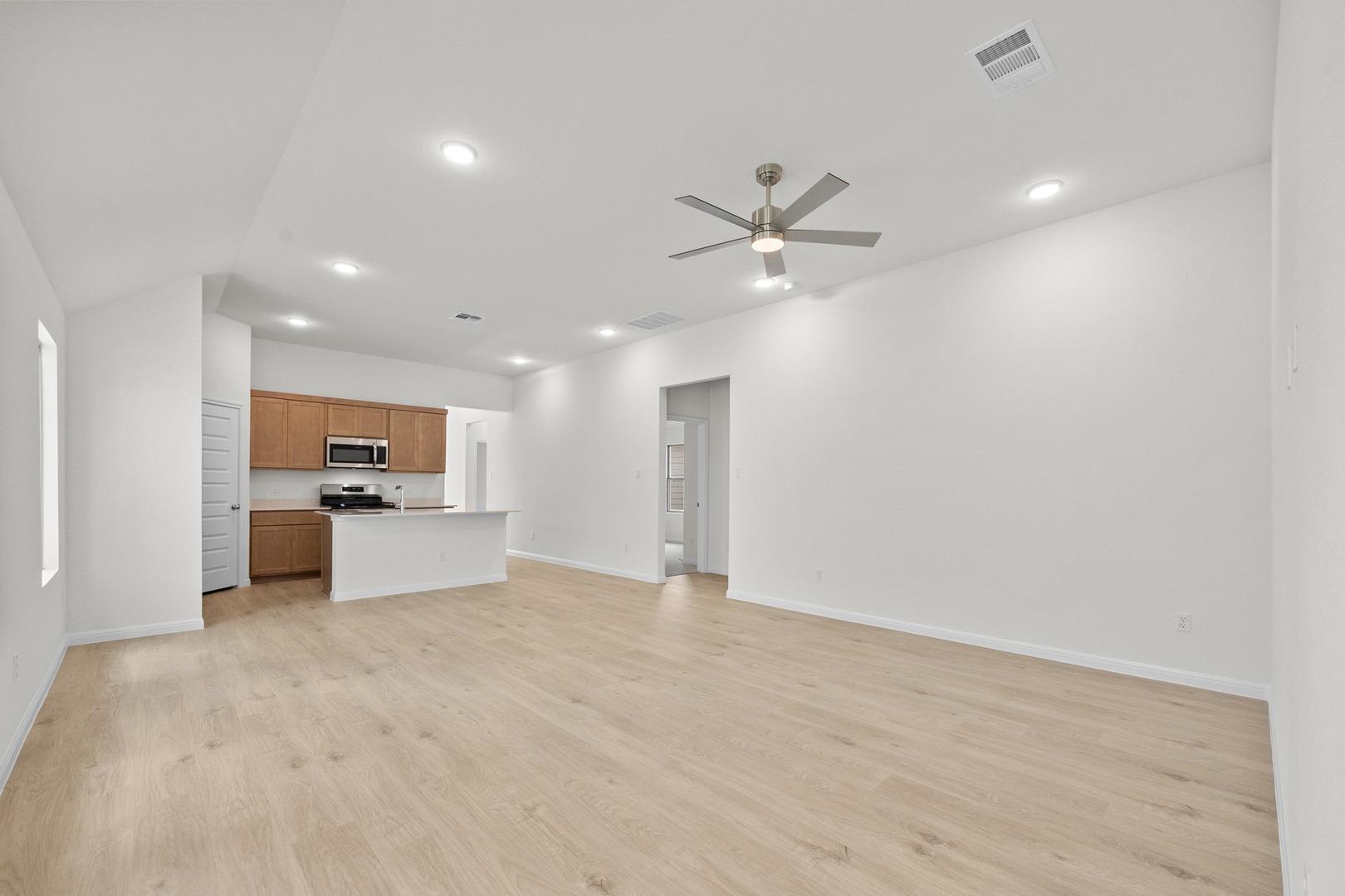 211 Hornet ST — photo 4