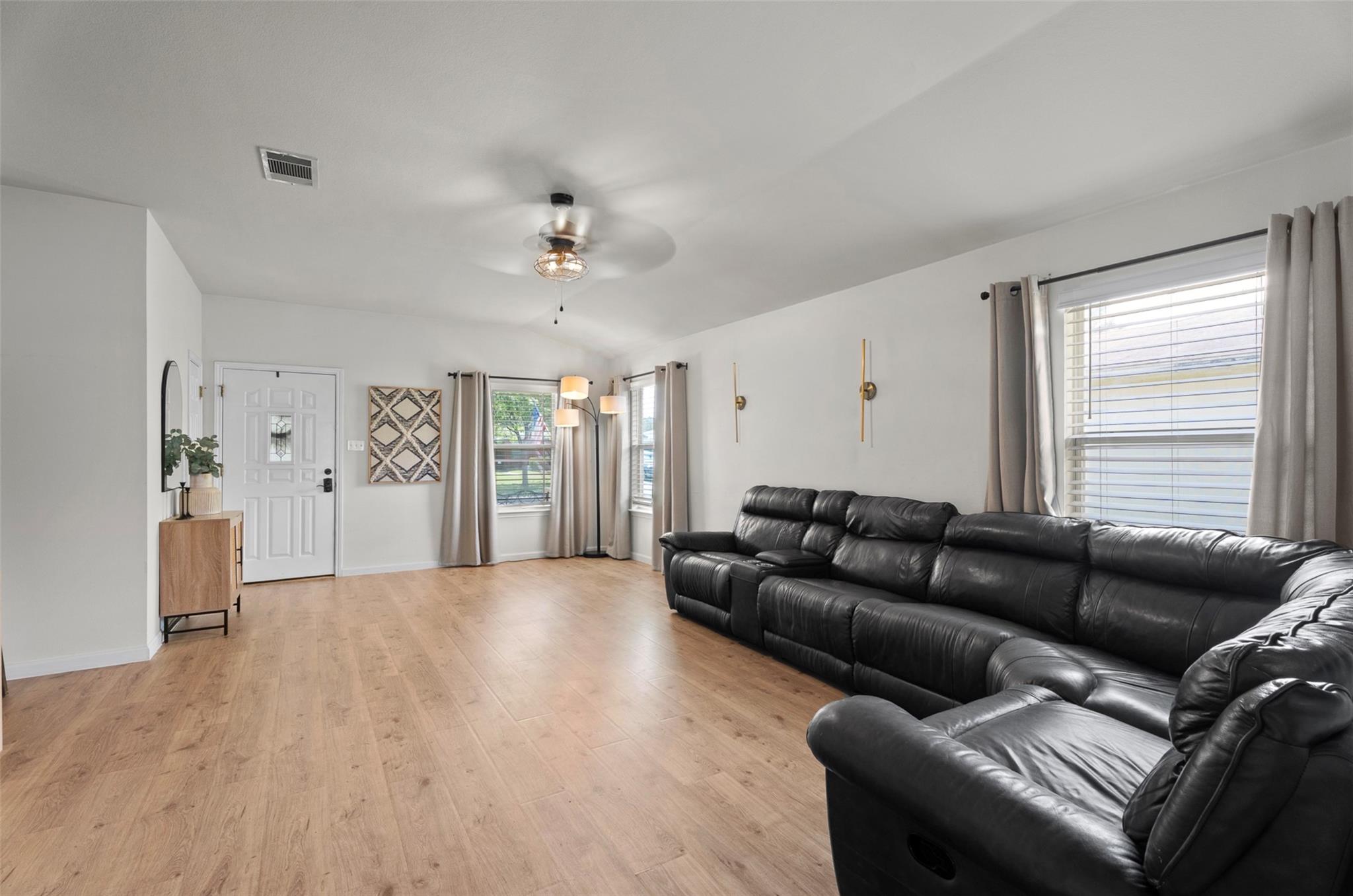 214 Jennifer LN — photo 3