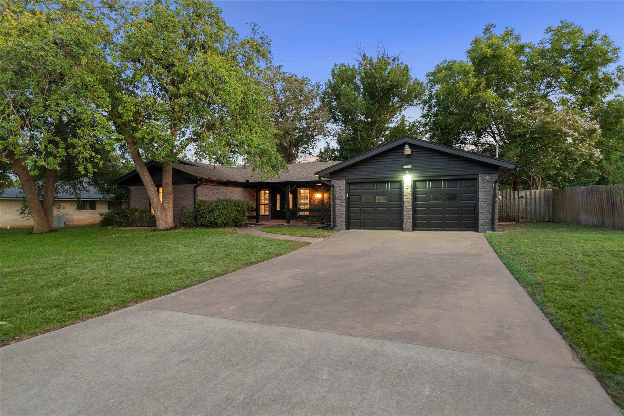 605 Meadowbrook DR — photo 3