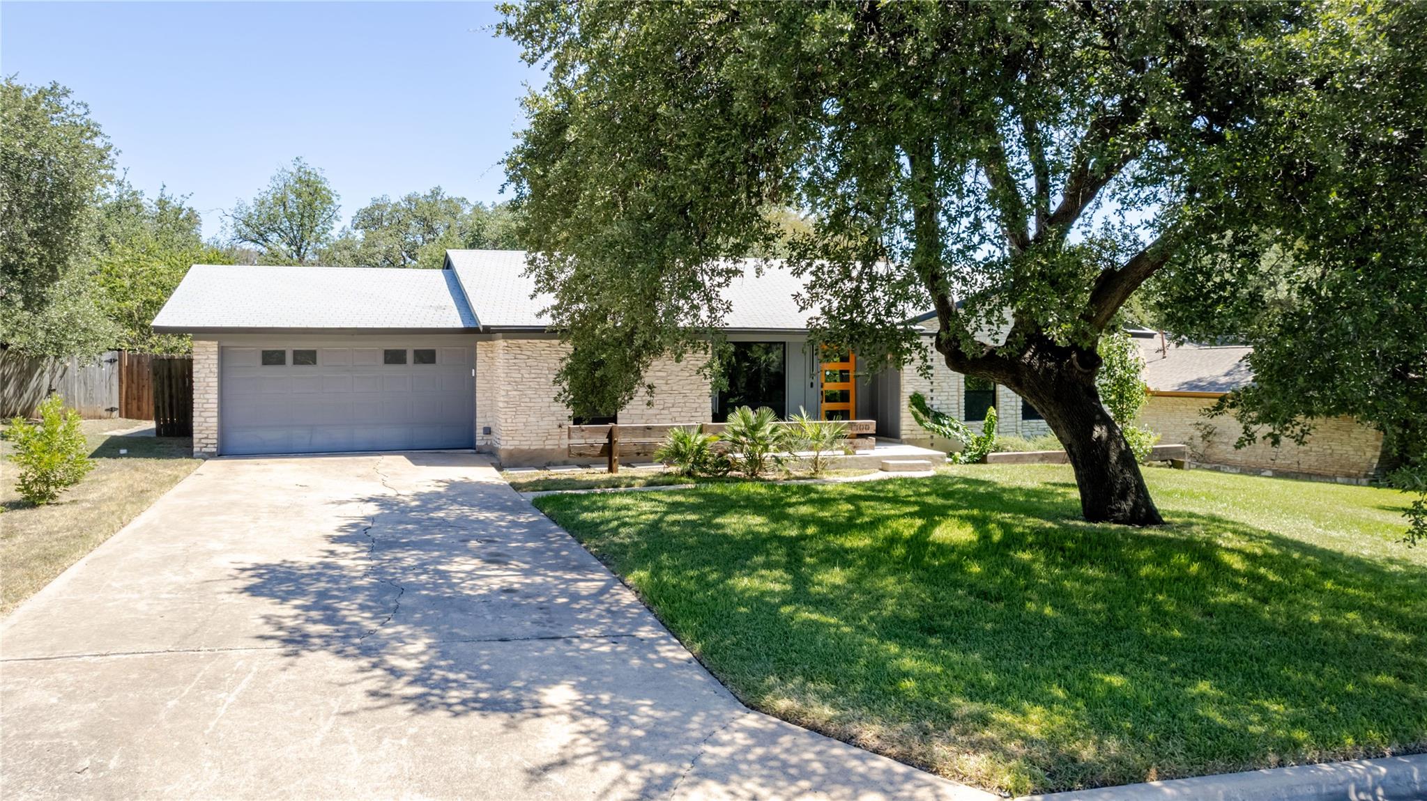 1300 Old Cedar LN