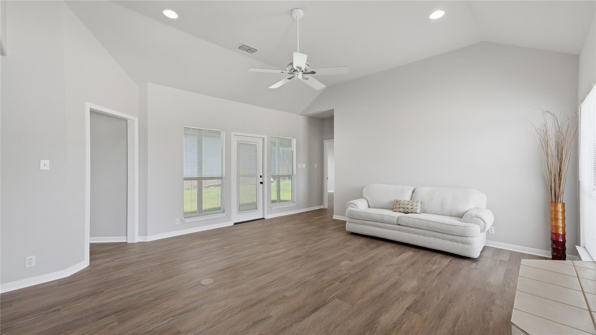 703 Lazy Bluff LN — photo 4