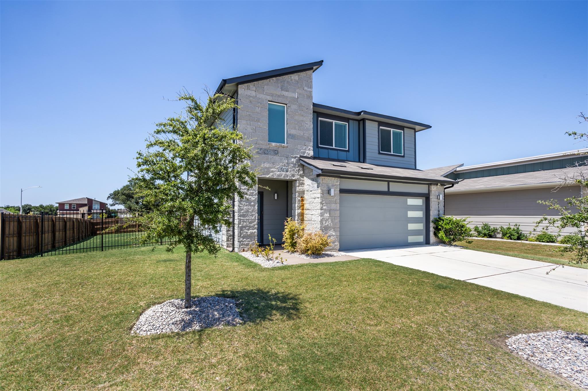 2100 Tucker LN — photo 3