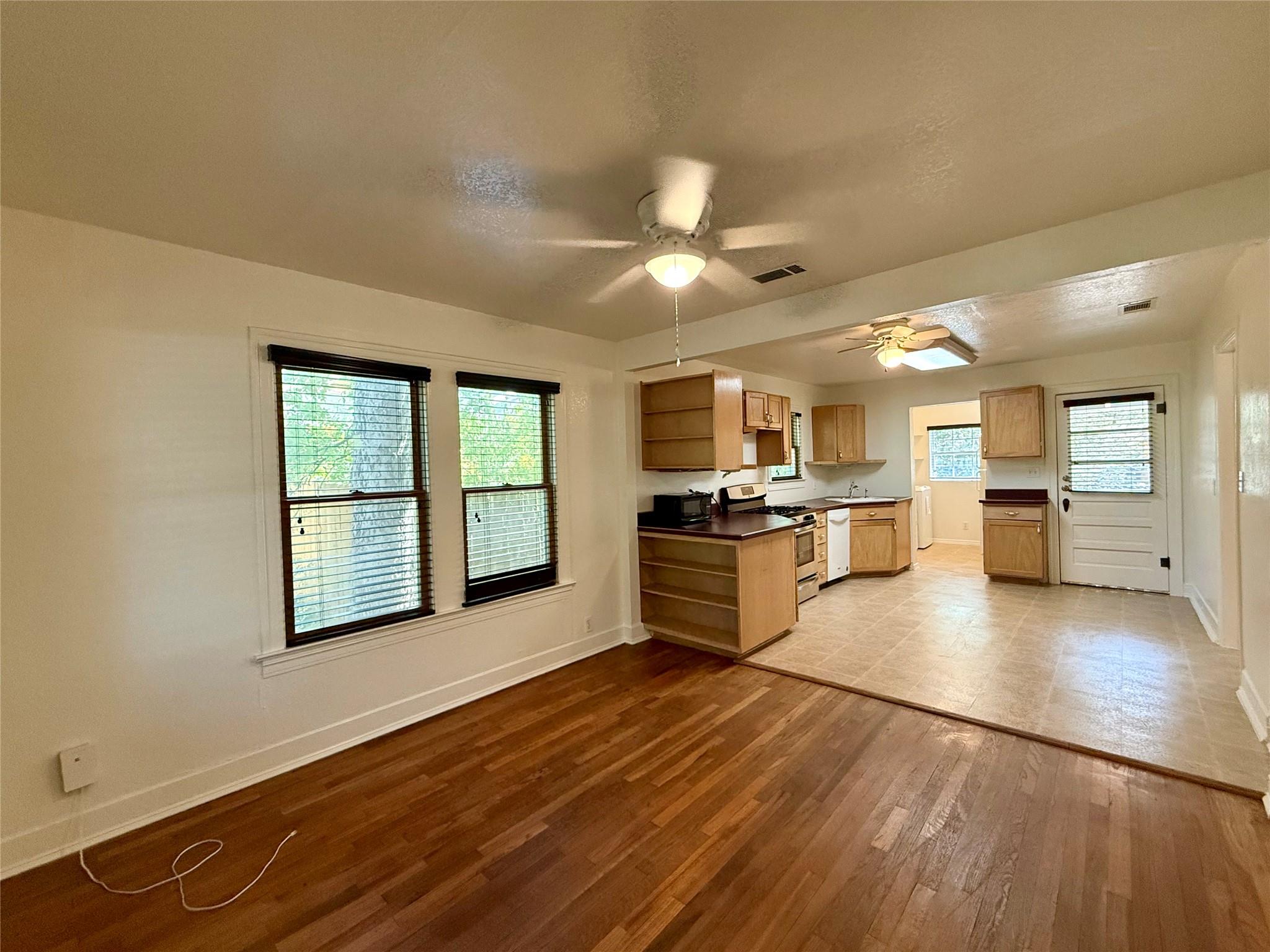 4709 Avenue H — photo 3