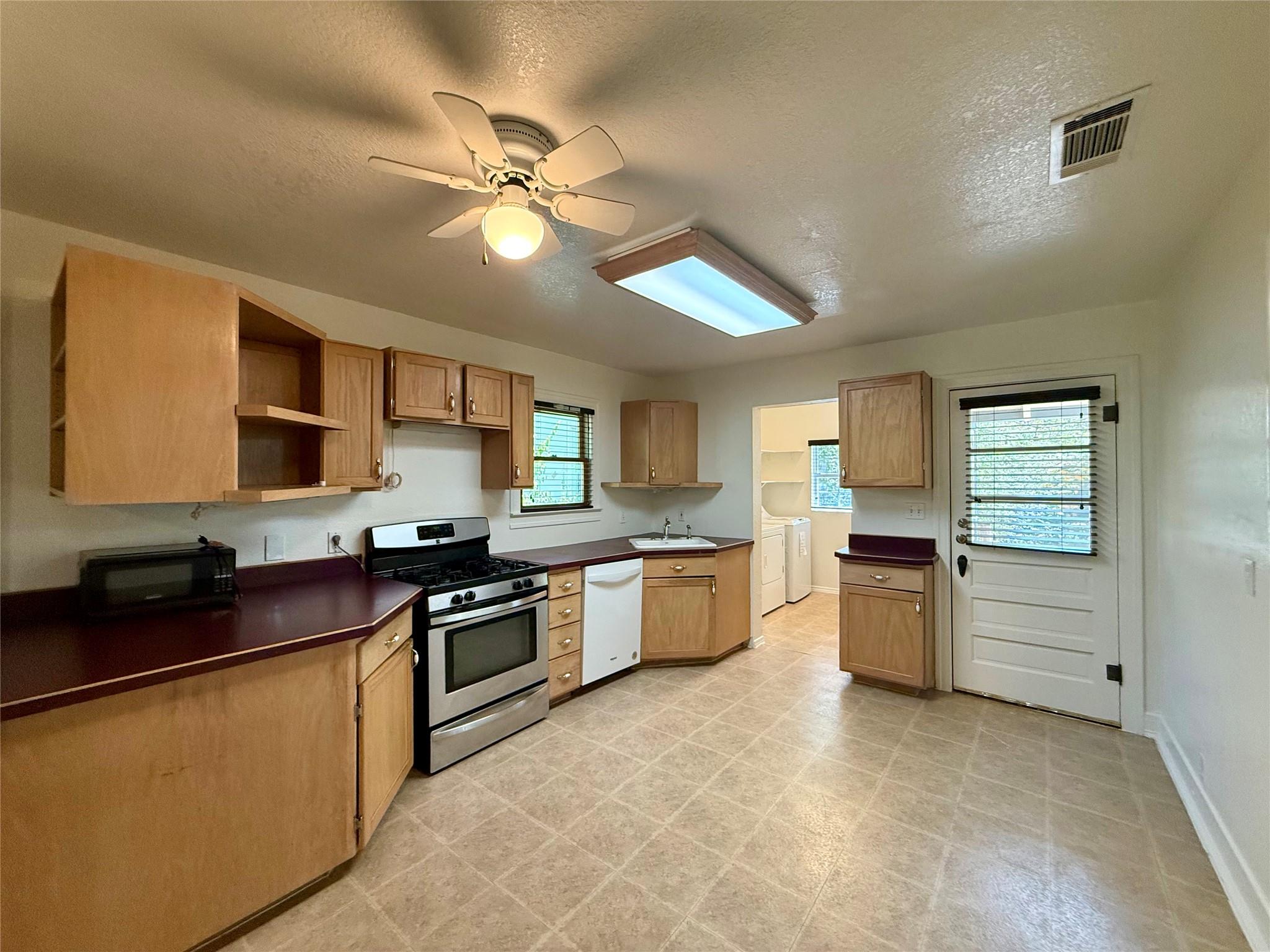 4709 Avenue H — photo 4