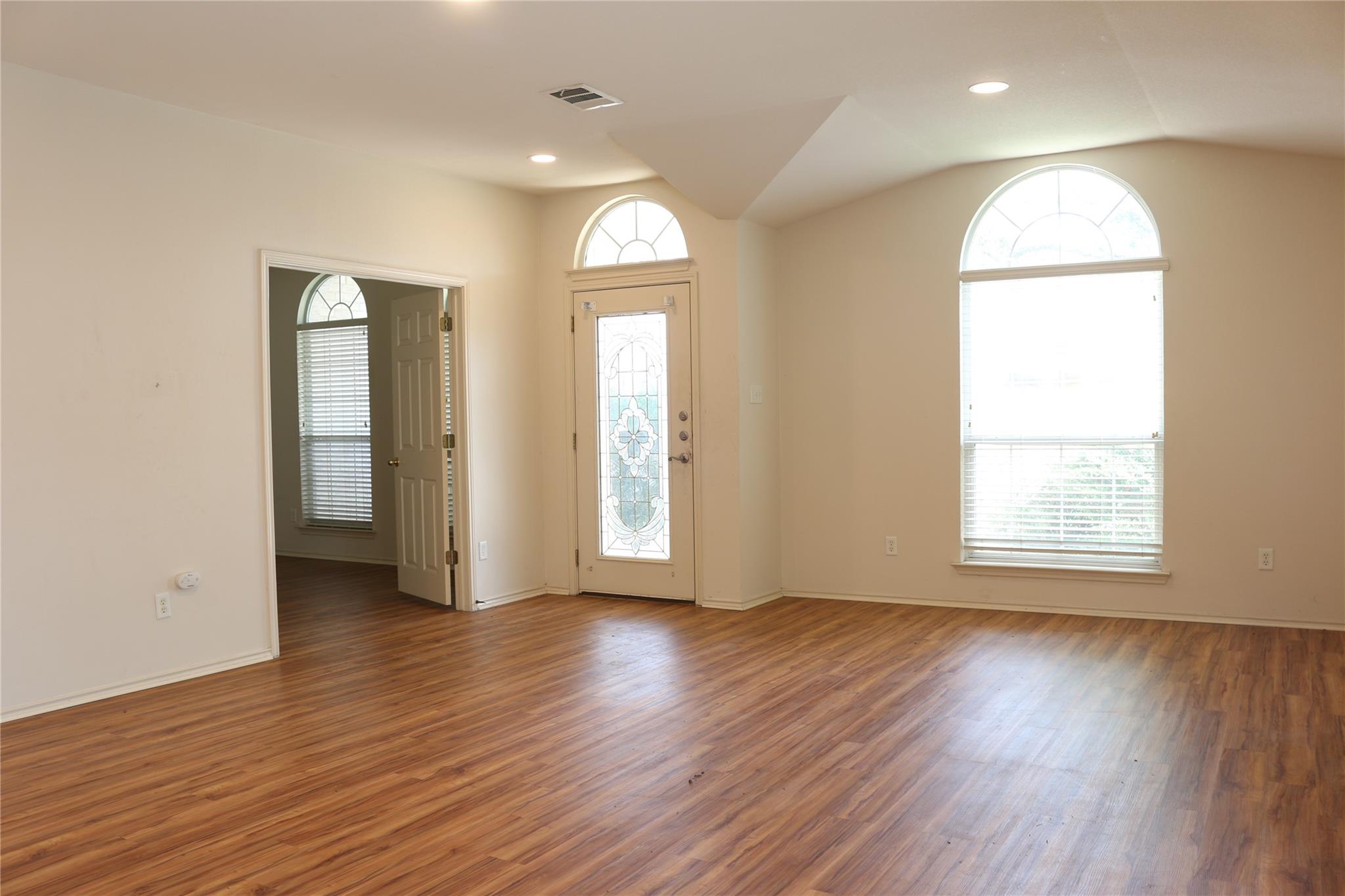 1811 Pflugerville PKWY — photo 3