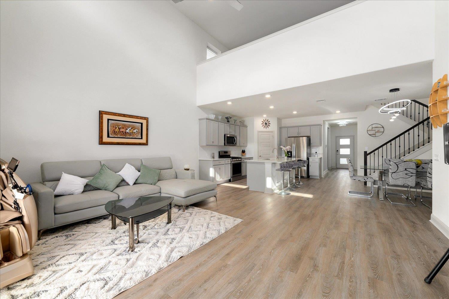 18005 Umberto DR — photo 4