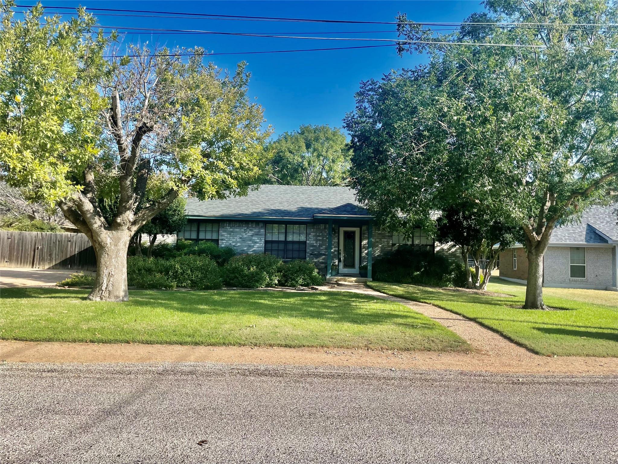 1113 Hackberry DR
