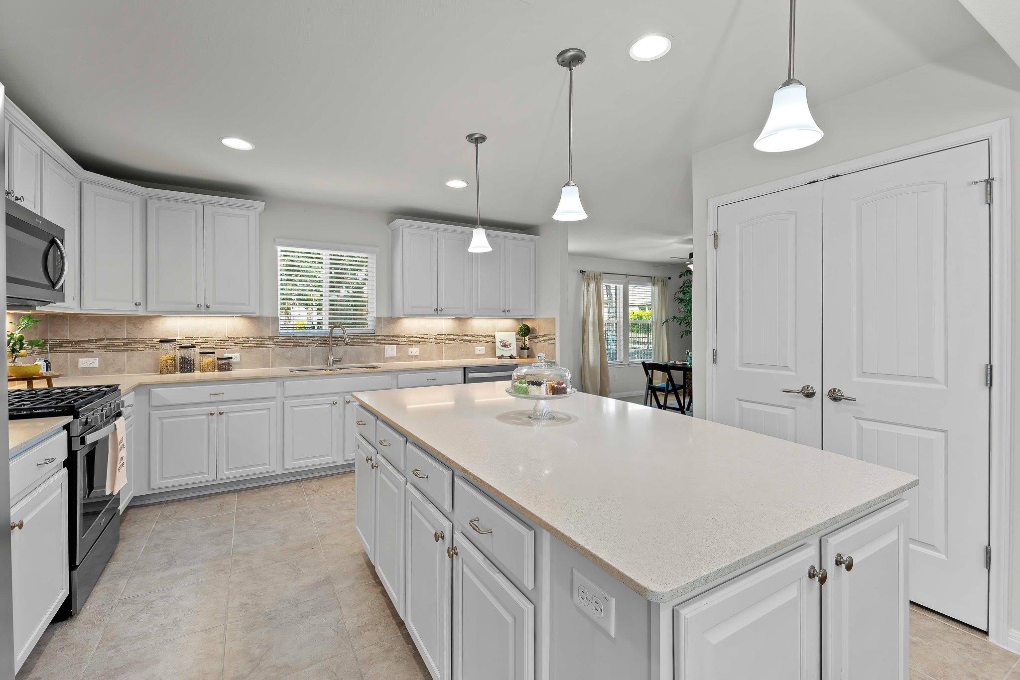 335 Brenham PASS — photo 3