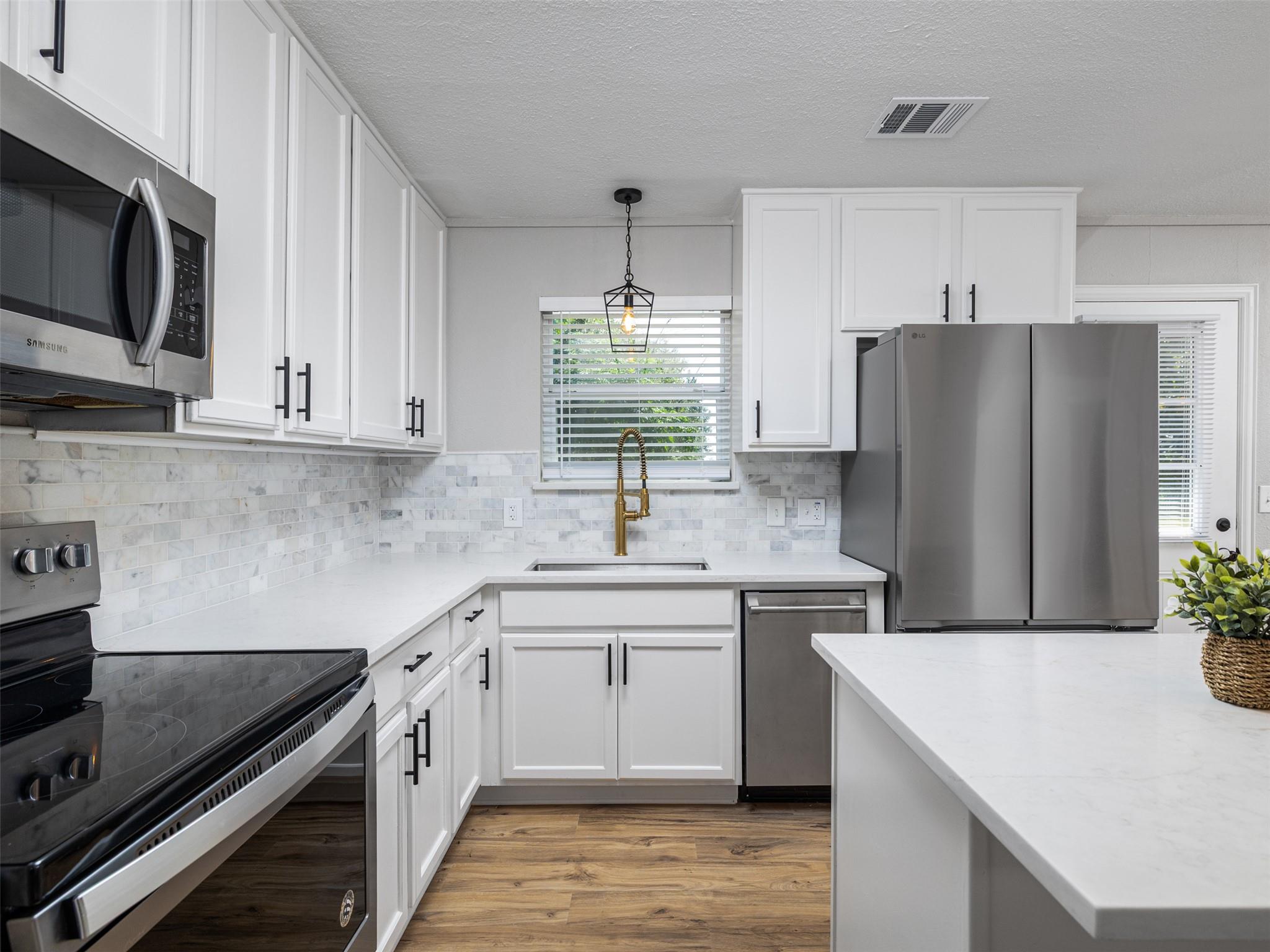 212 Taylor ST — photo 4