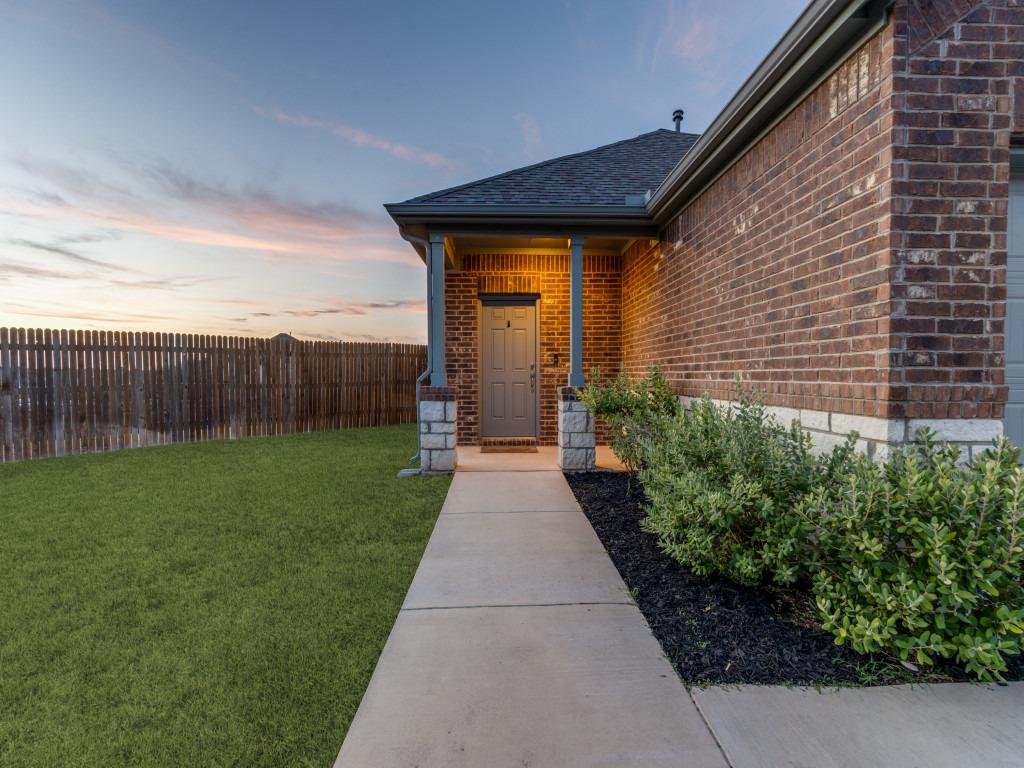 11610 Connaught CV — photo 4