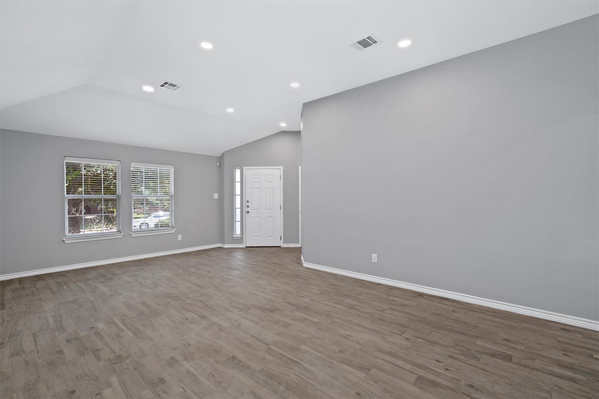 1083 Zeus CIR — photo 4