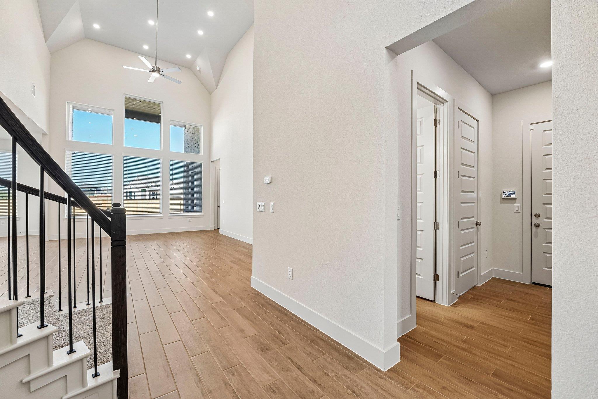 256 Begonia ST — photo 3