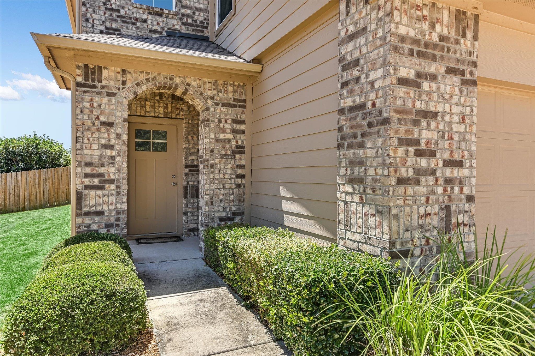 2027 Langdale LN — photo 3