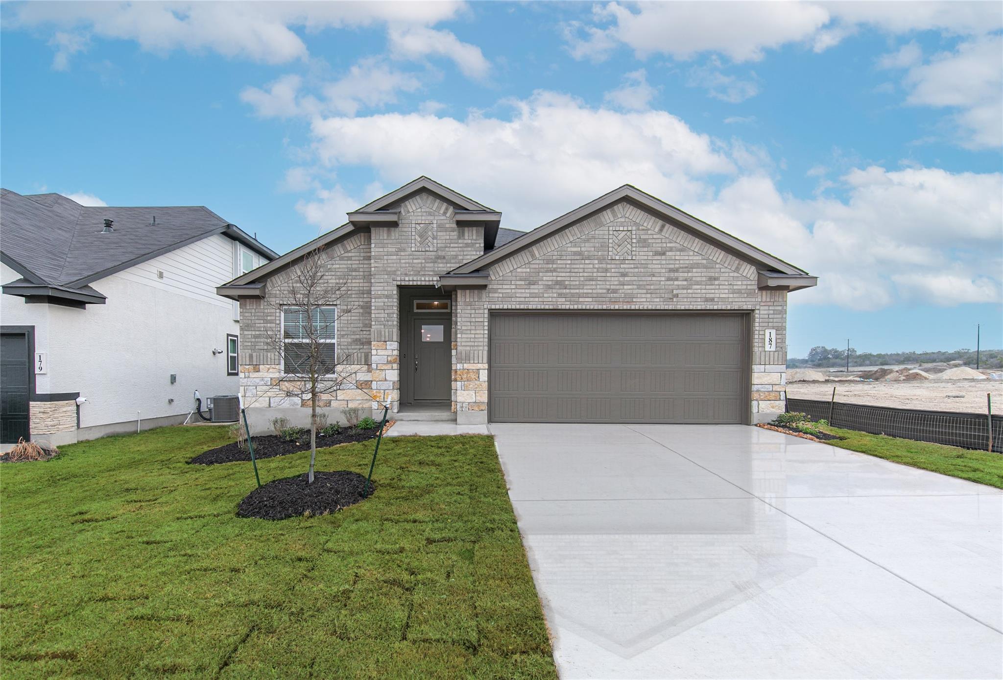 25525 Flora Bella LN