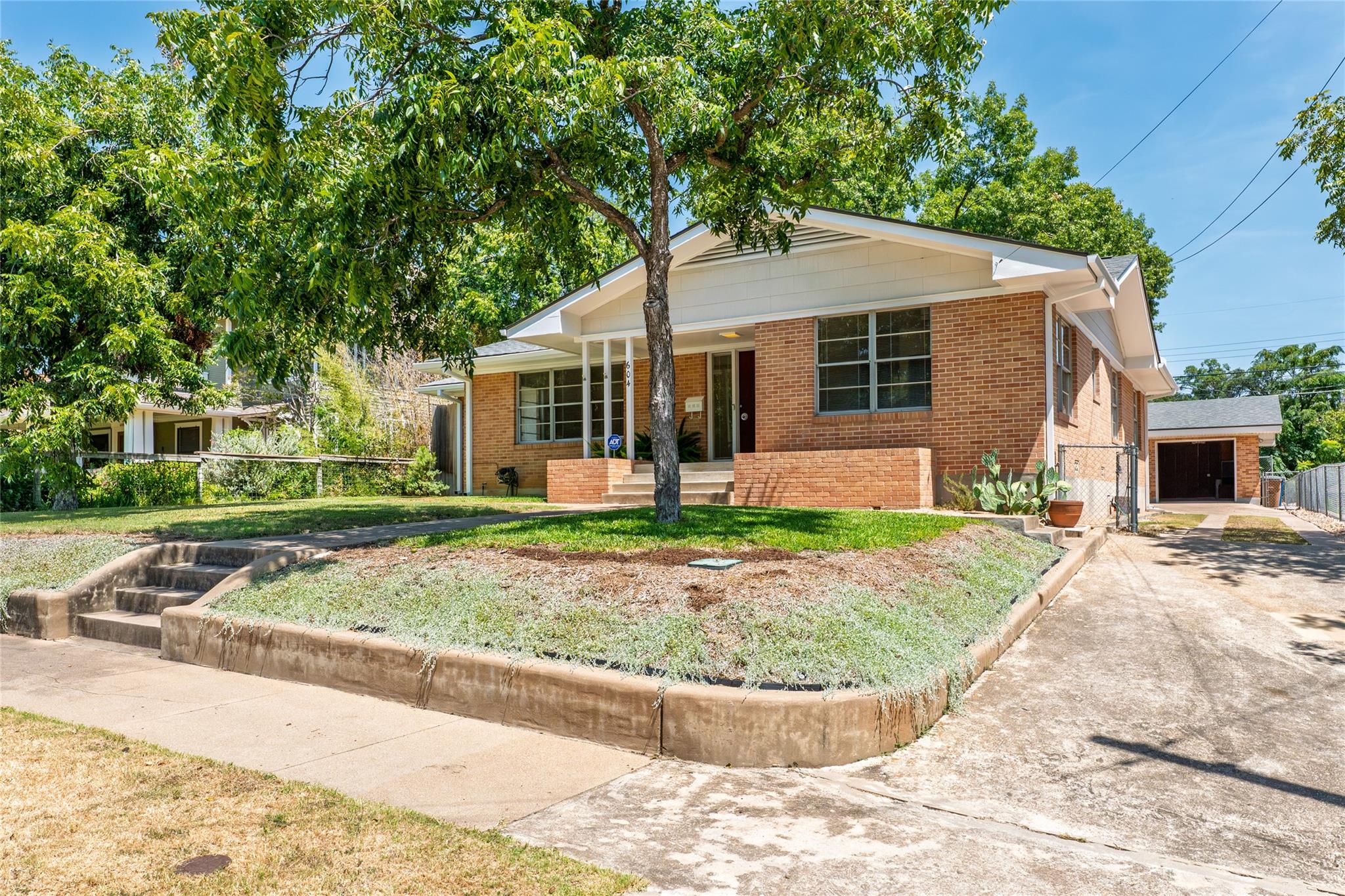 604 Bellevue PL — photo 3