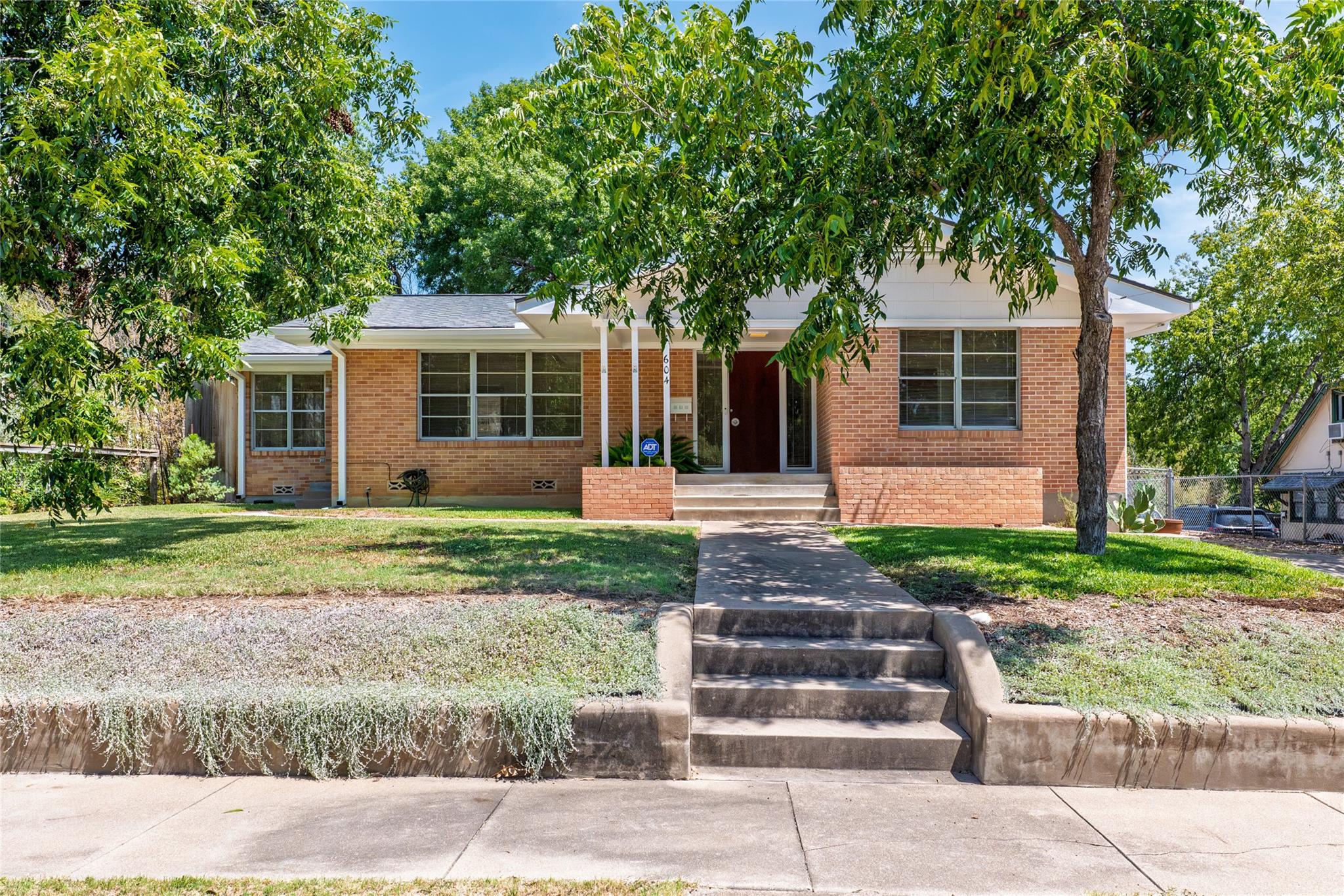 604 Bellevue PL — photo 4