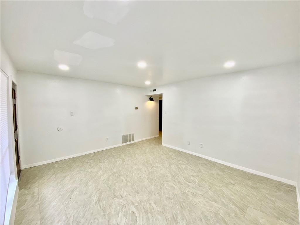 6910 Hart LN #403 — photo 3