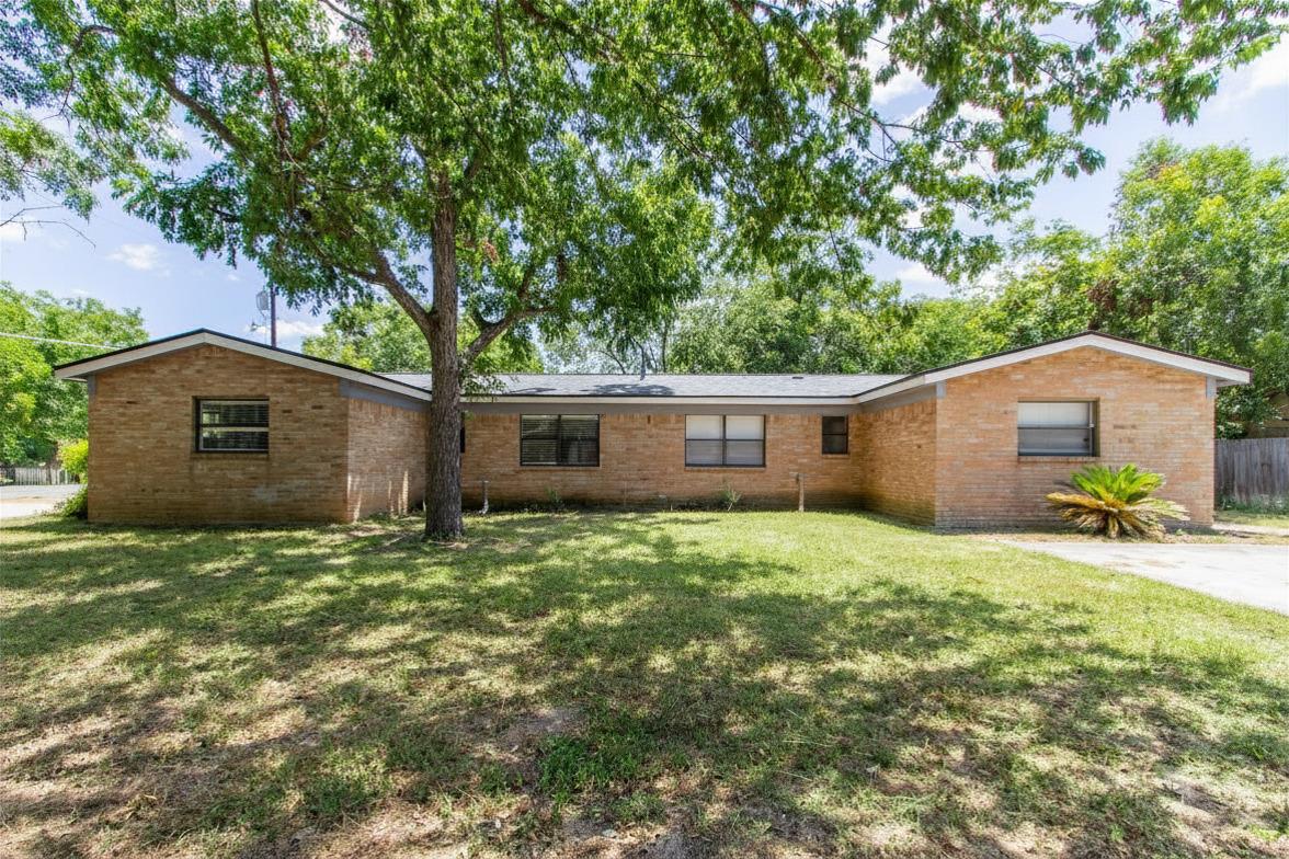 208 Hackberry ST