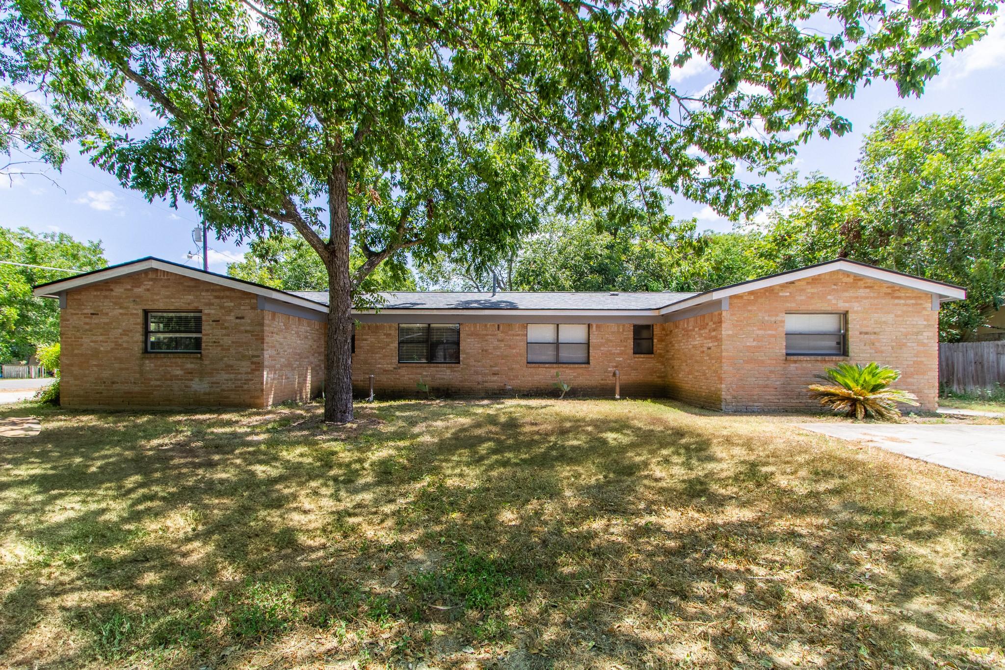 208 Hackberry ST