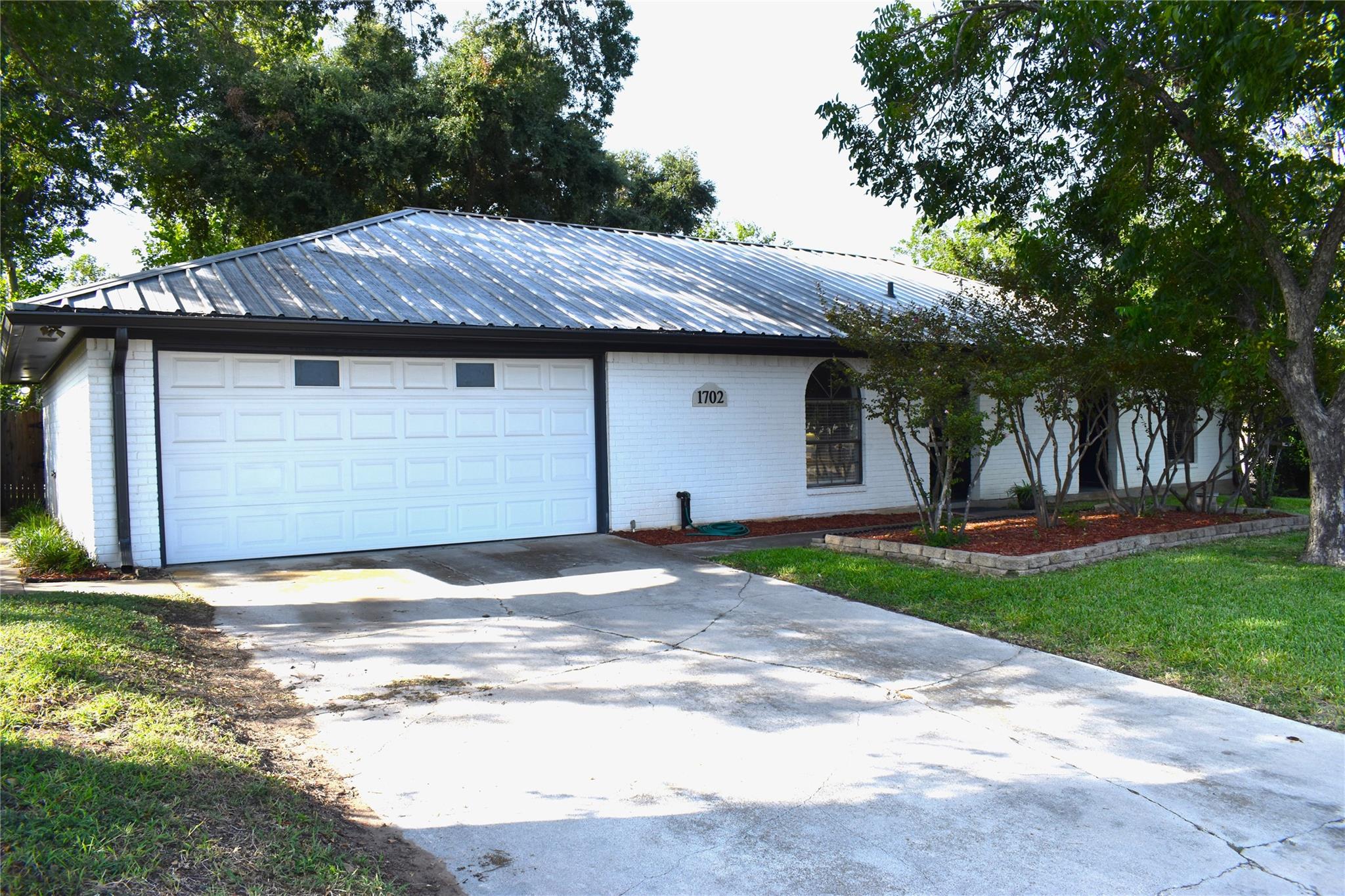 1702 Pecos Ave — photo 3