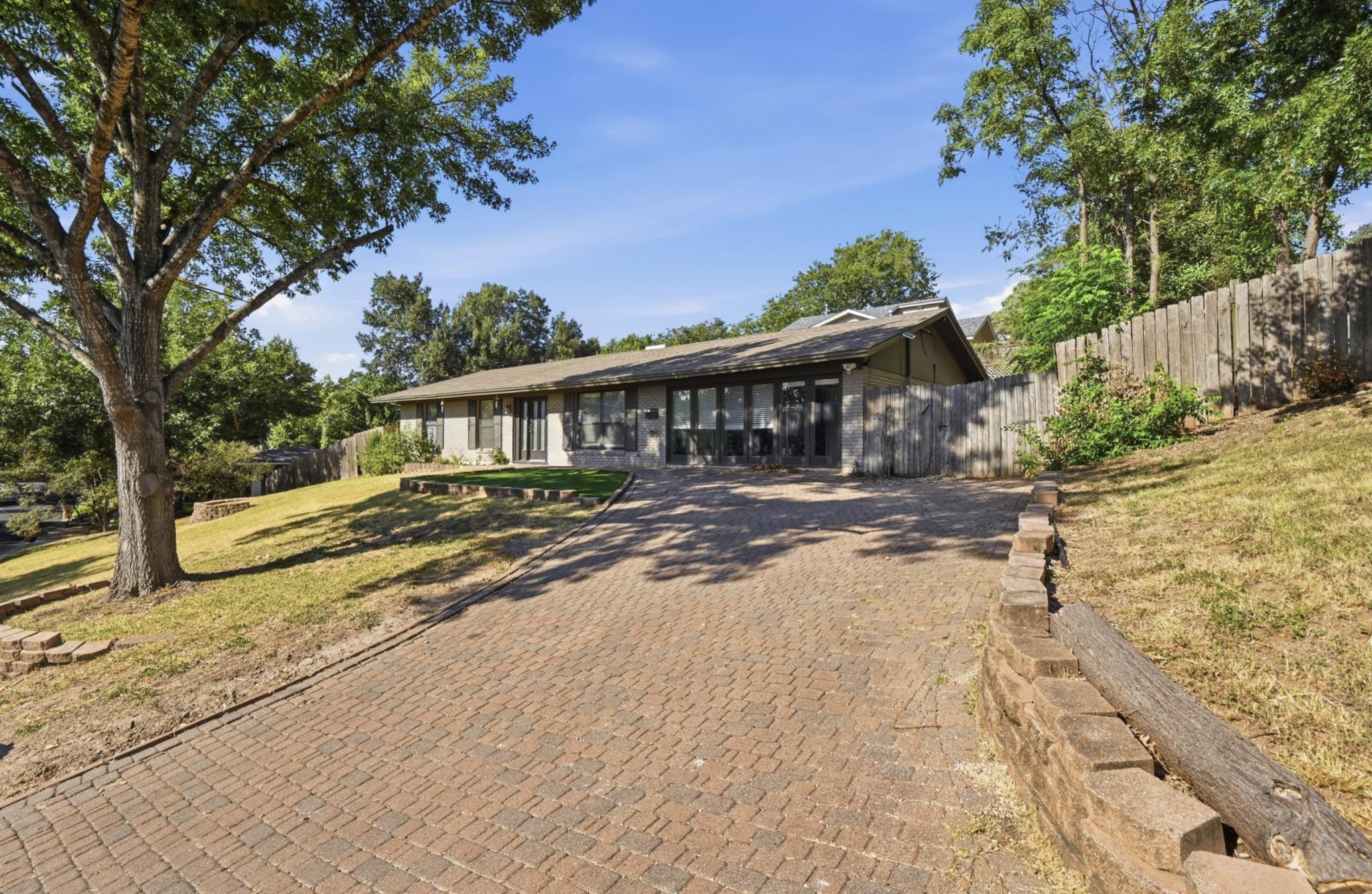 2600 Oakhaven DR — photo 4