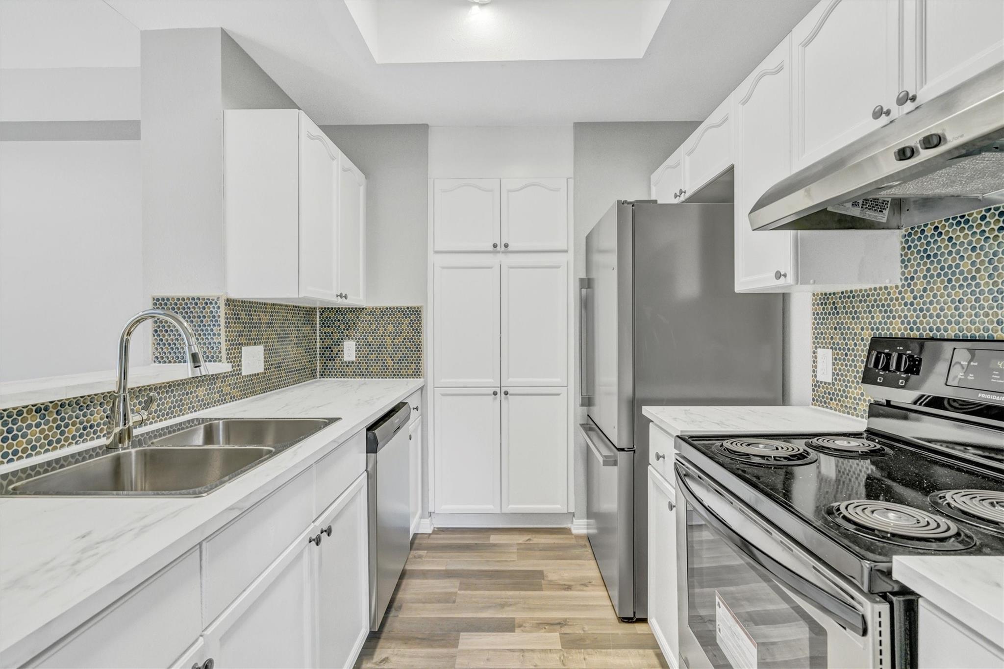 516 Gregory CT — photo 4