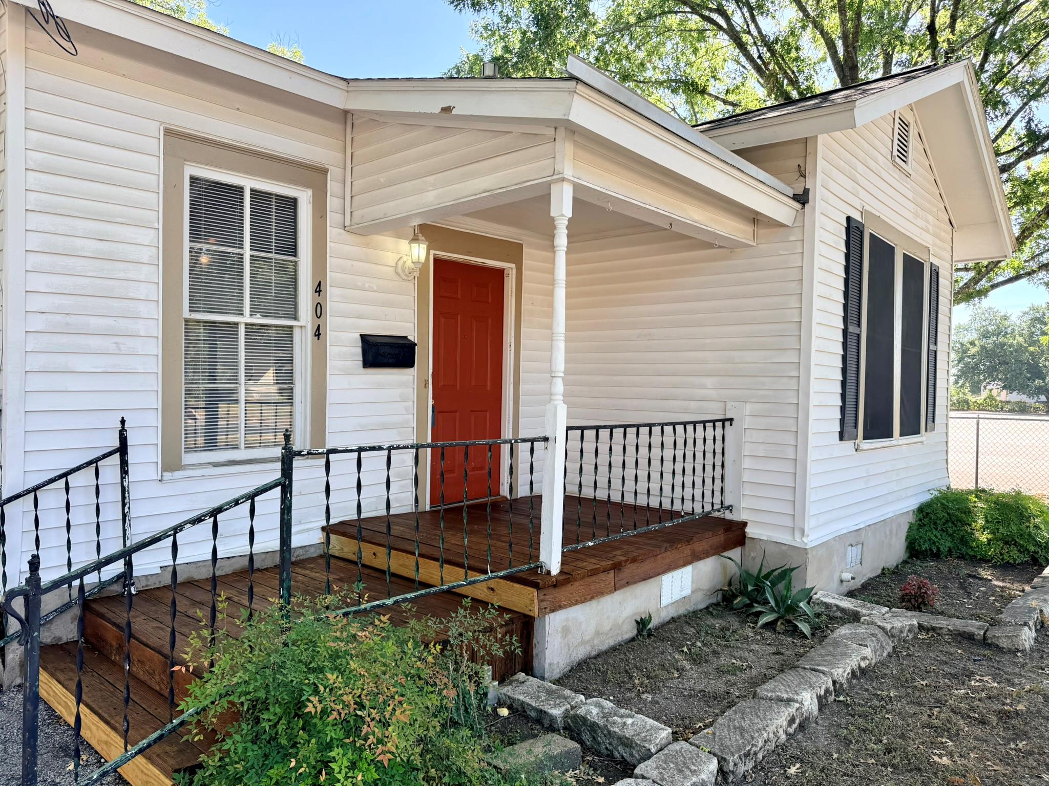 404 Normandy ST — photo 5