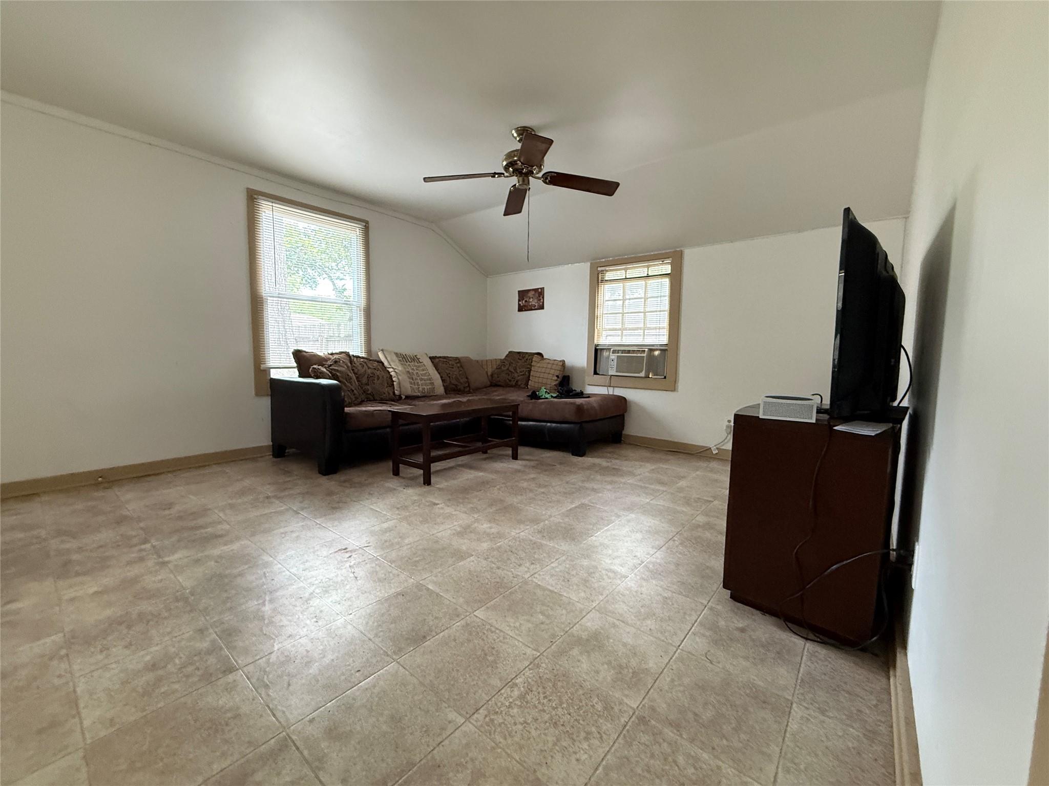231 Live Oak ST #B — photo 3