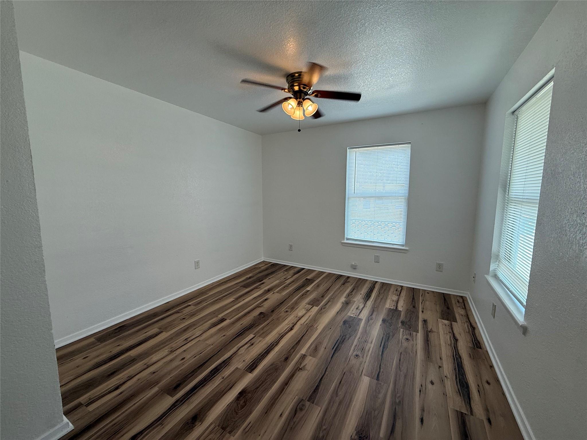 1009 Alex ST — photo 4