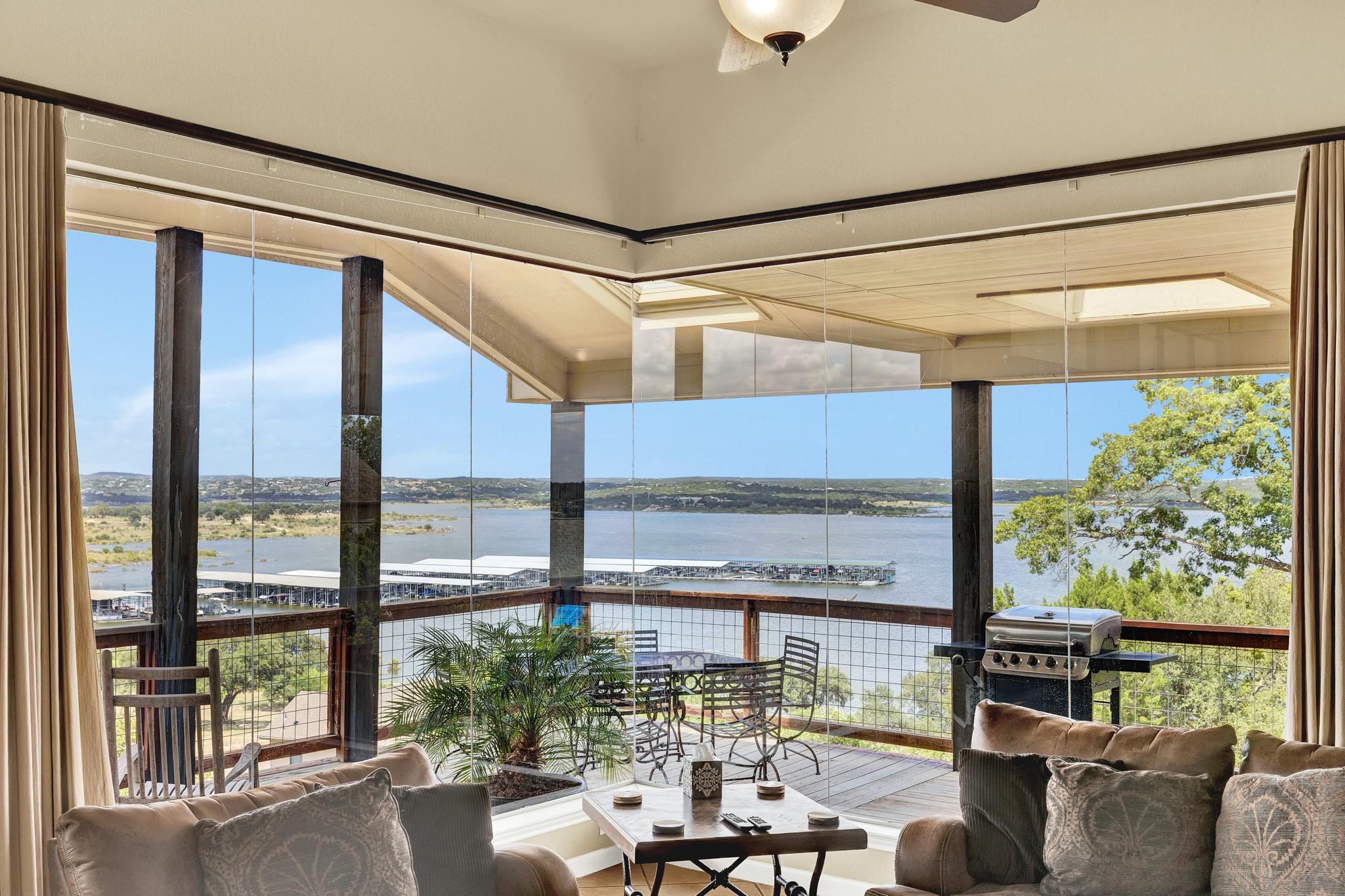 1525 Lakeside DR
