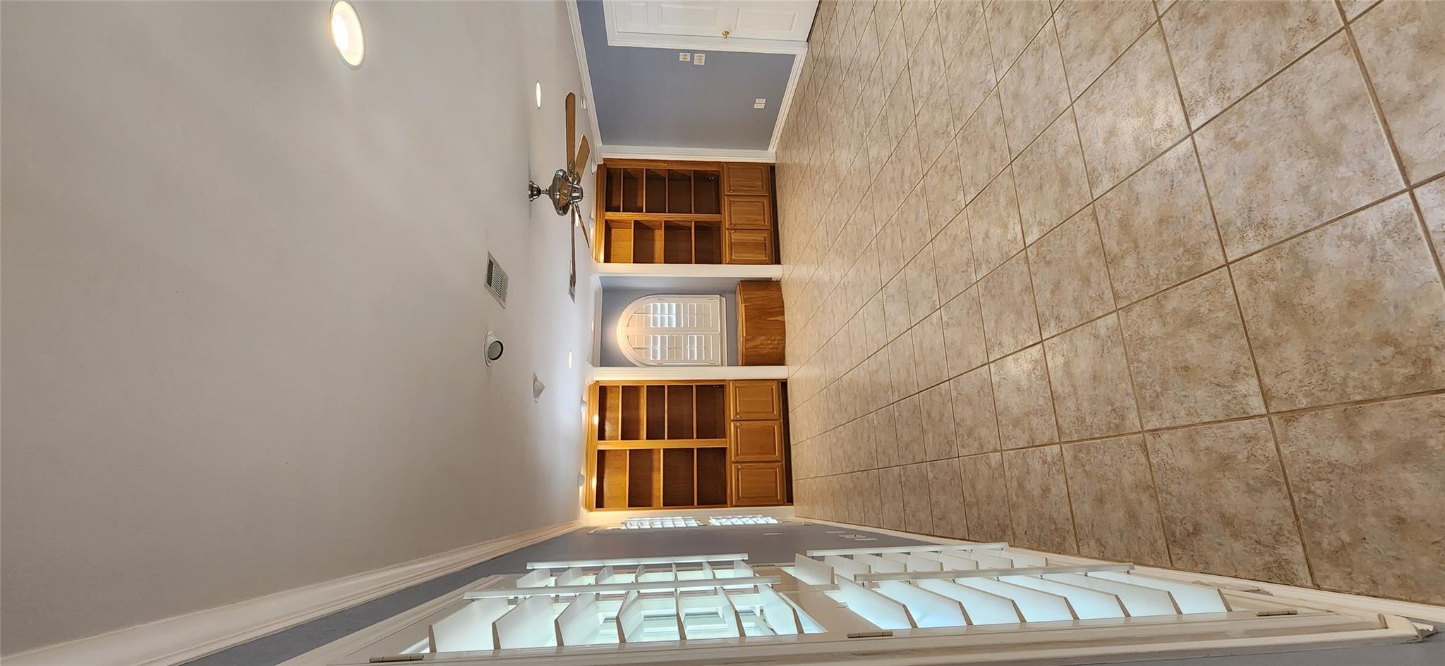 302 Julie ST — photo 3