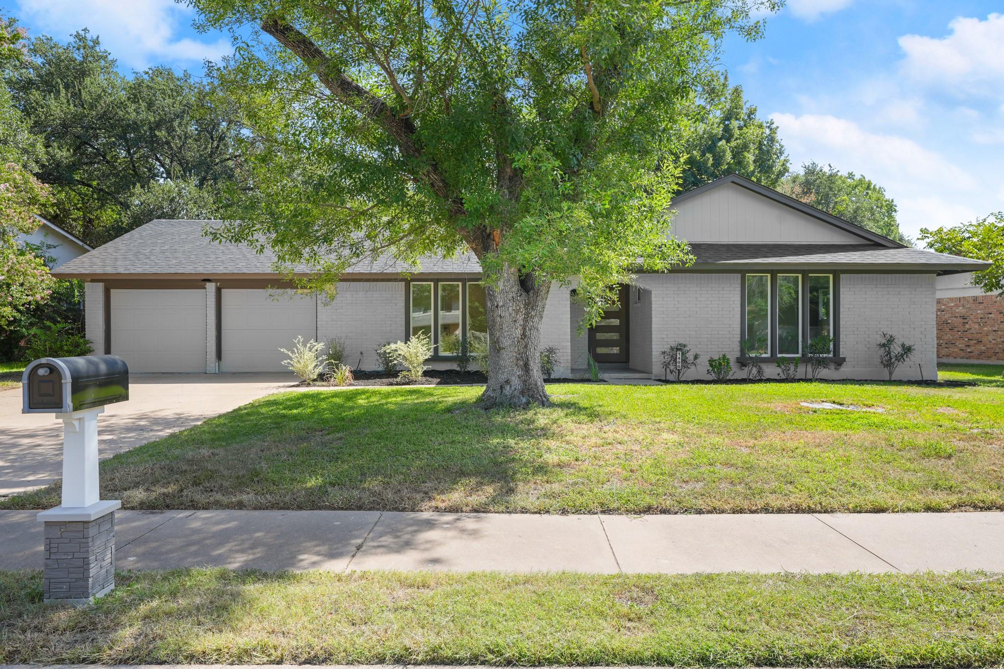 1400 Meadows DR — photo 3