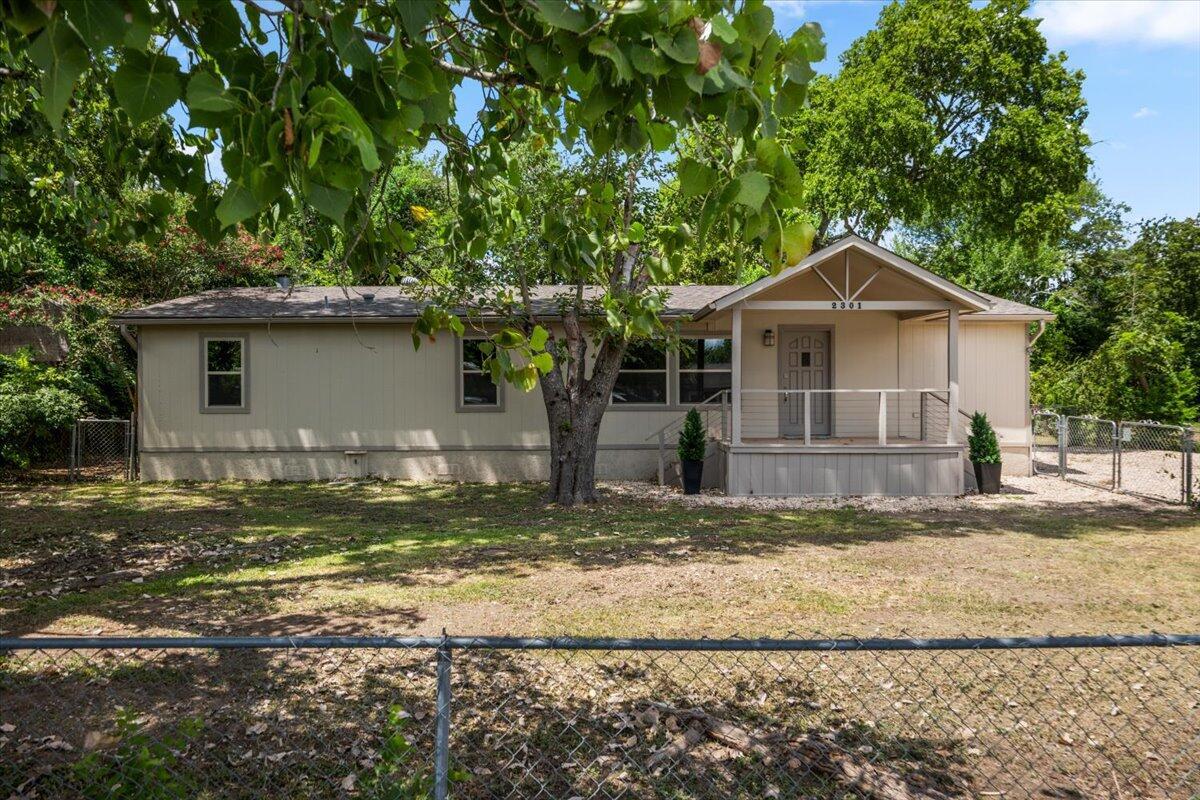 2301 Sumac LN