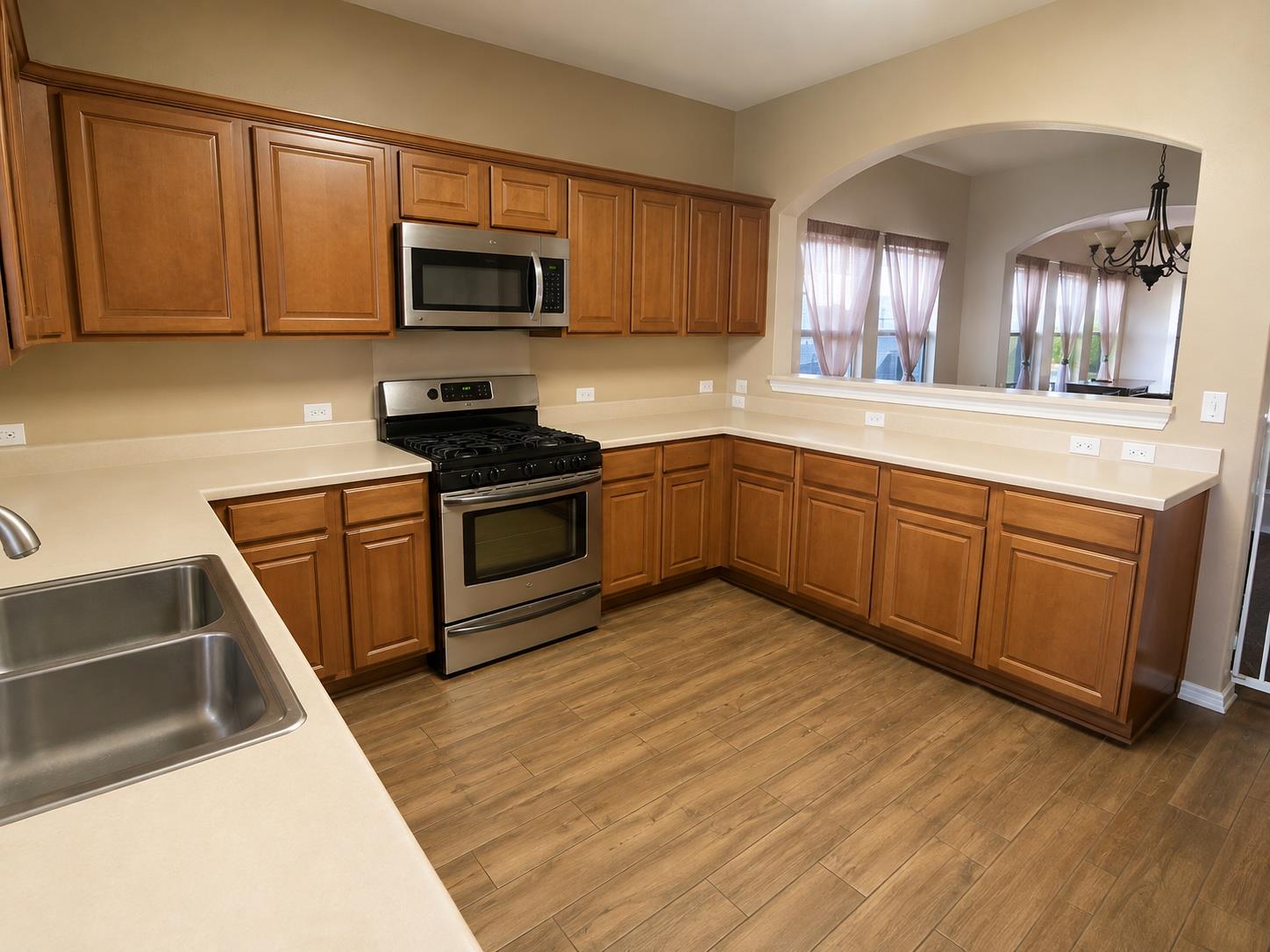 305 Dark Horse LN — photo 3