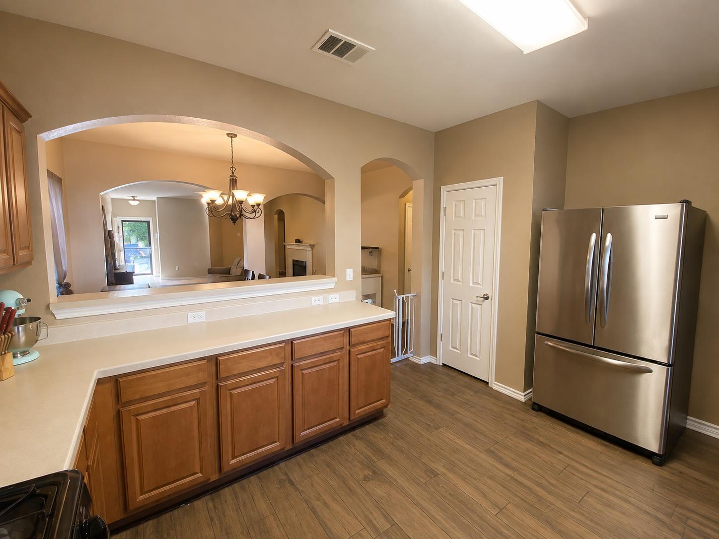 305 Dark Horse LN — photo 4