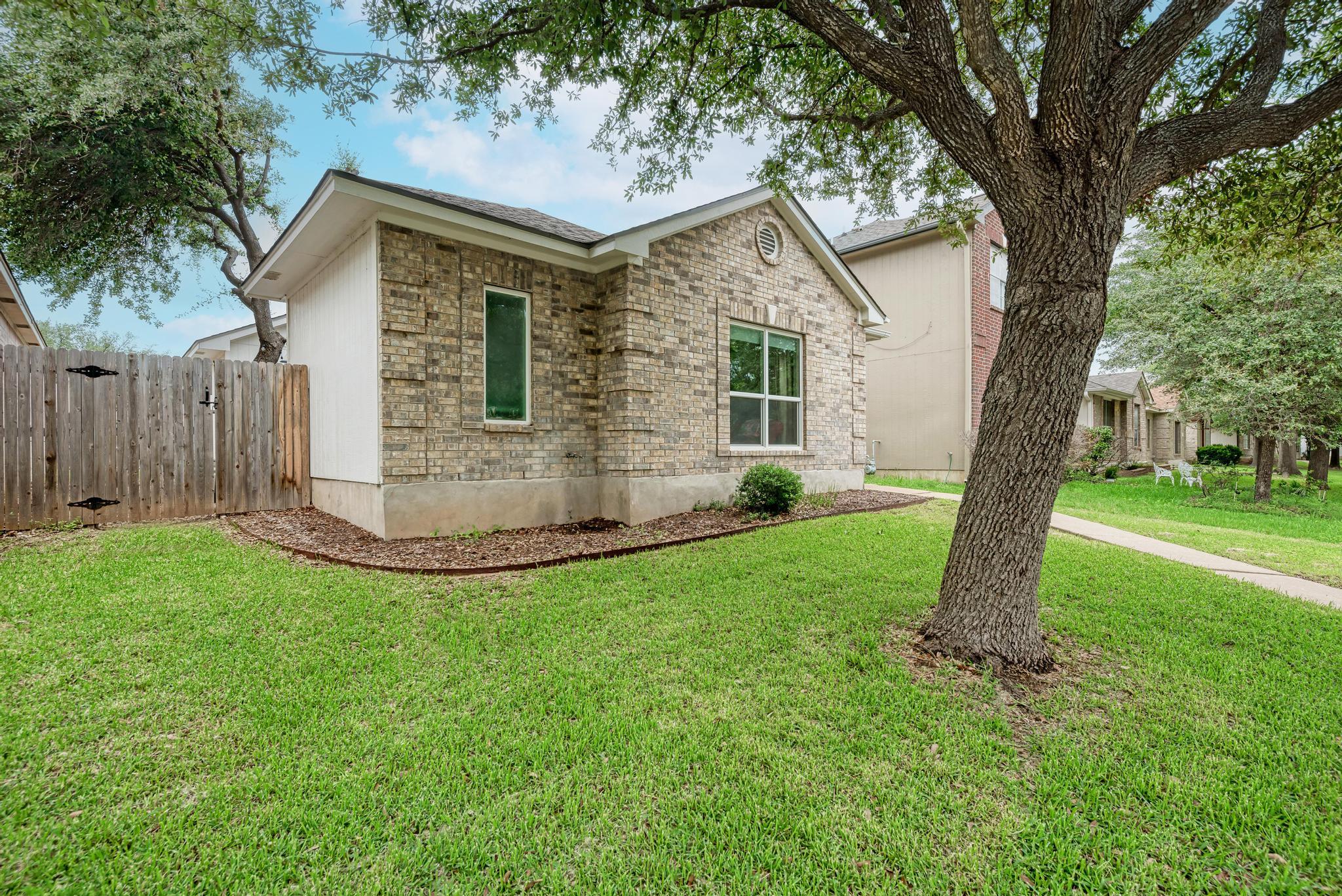 922 Thackeray LN — photo 3