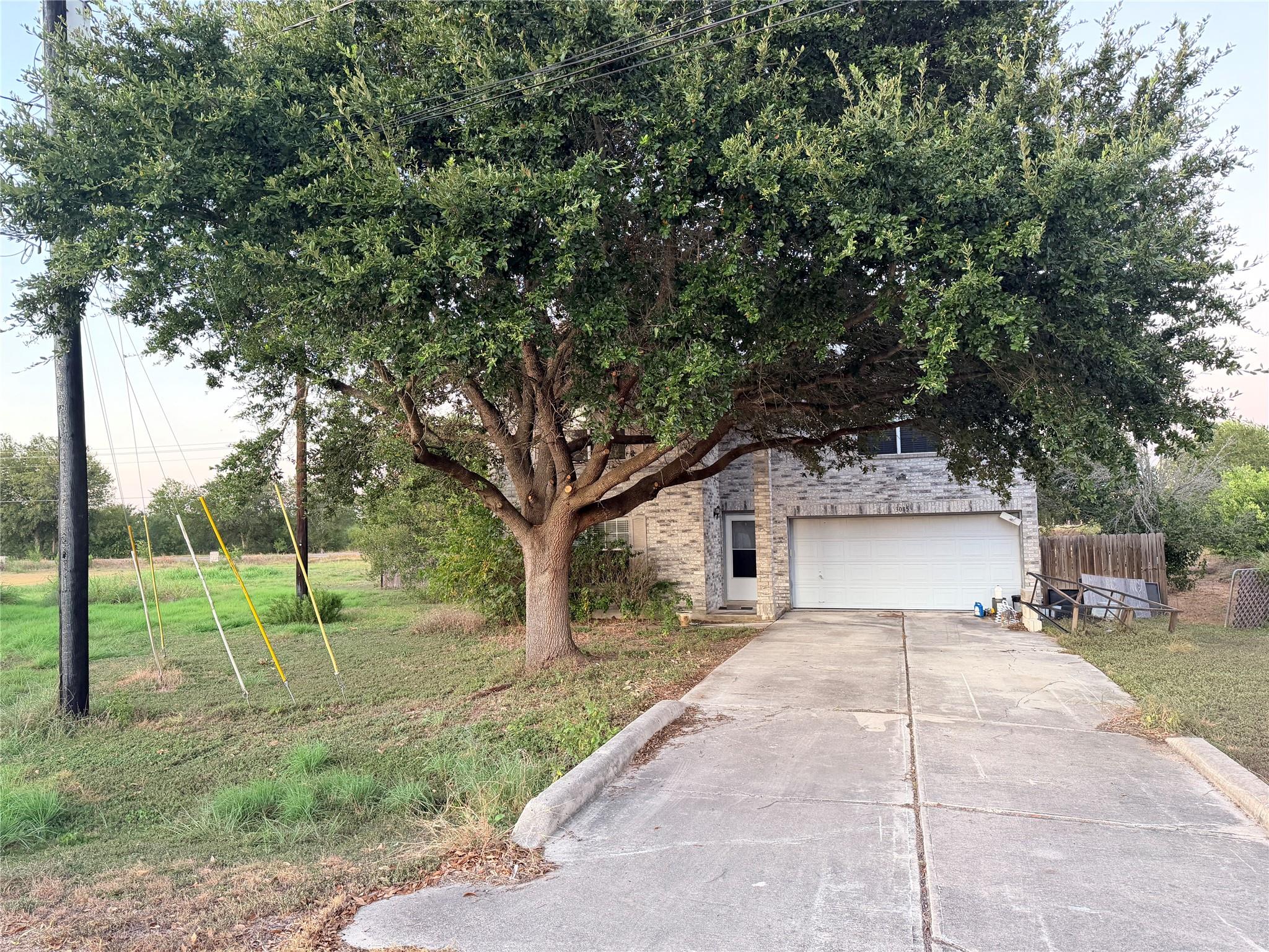 3085 Crestmont LN