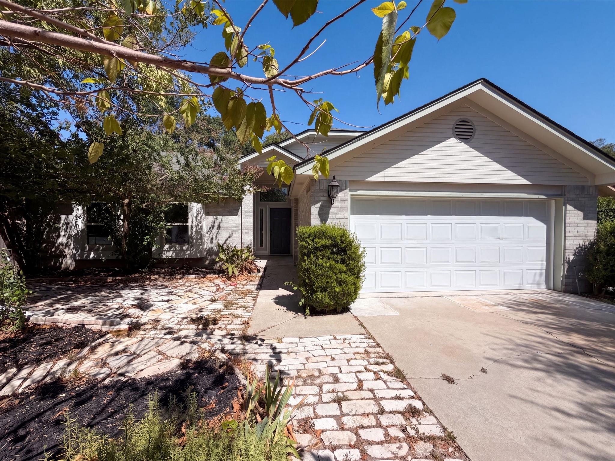 605 Hawthorne LN